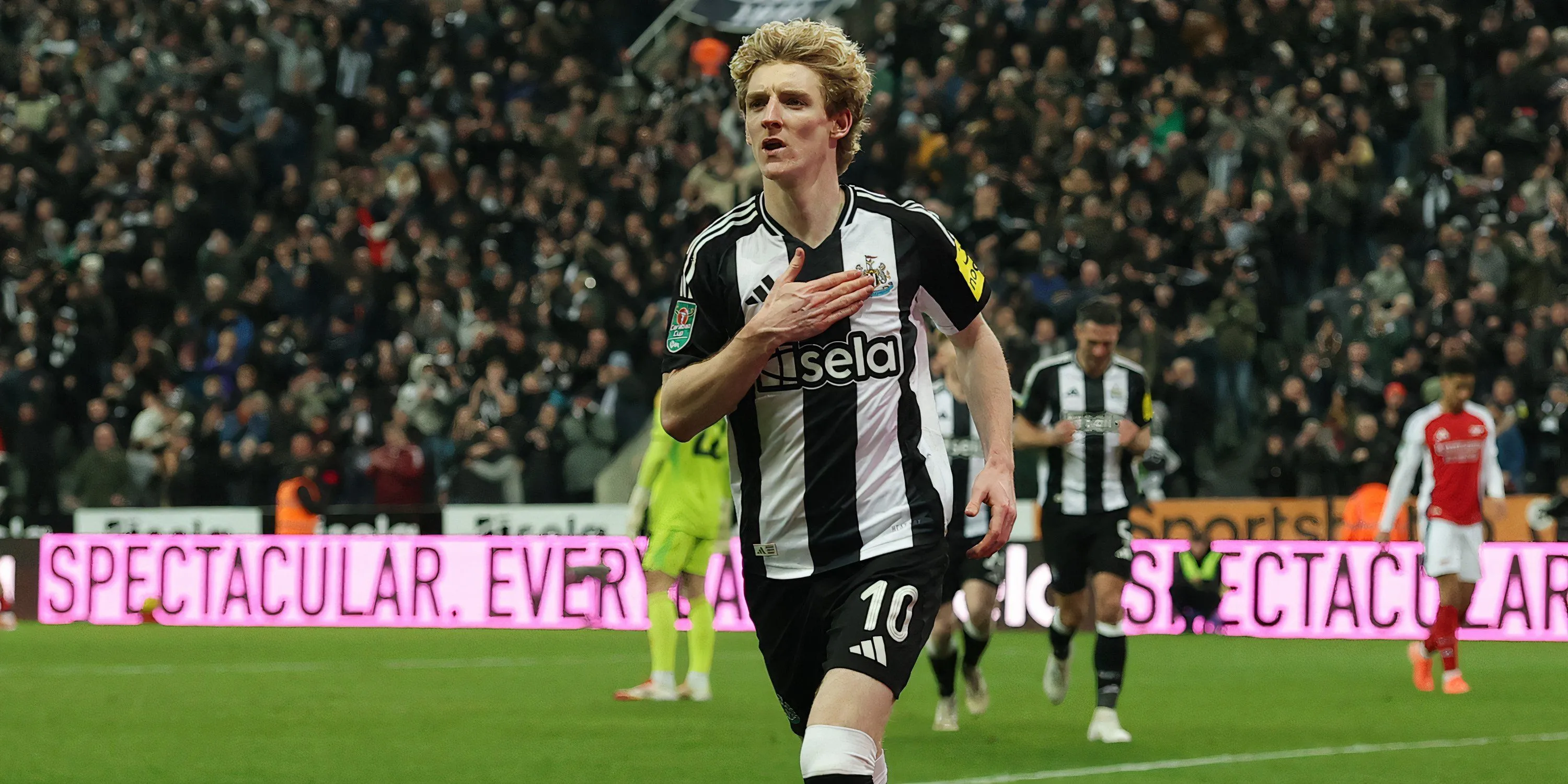 Anthony Gordon trao đổi cùng HLV Eddie Howe trên sân tập Newcastle United