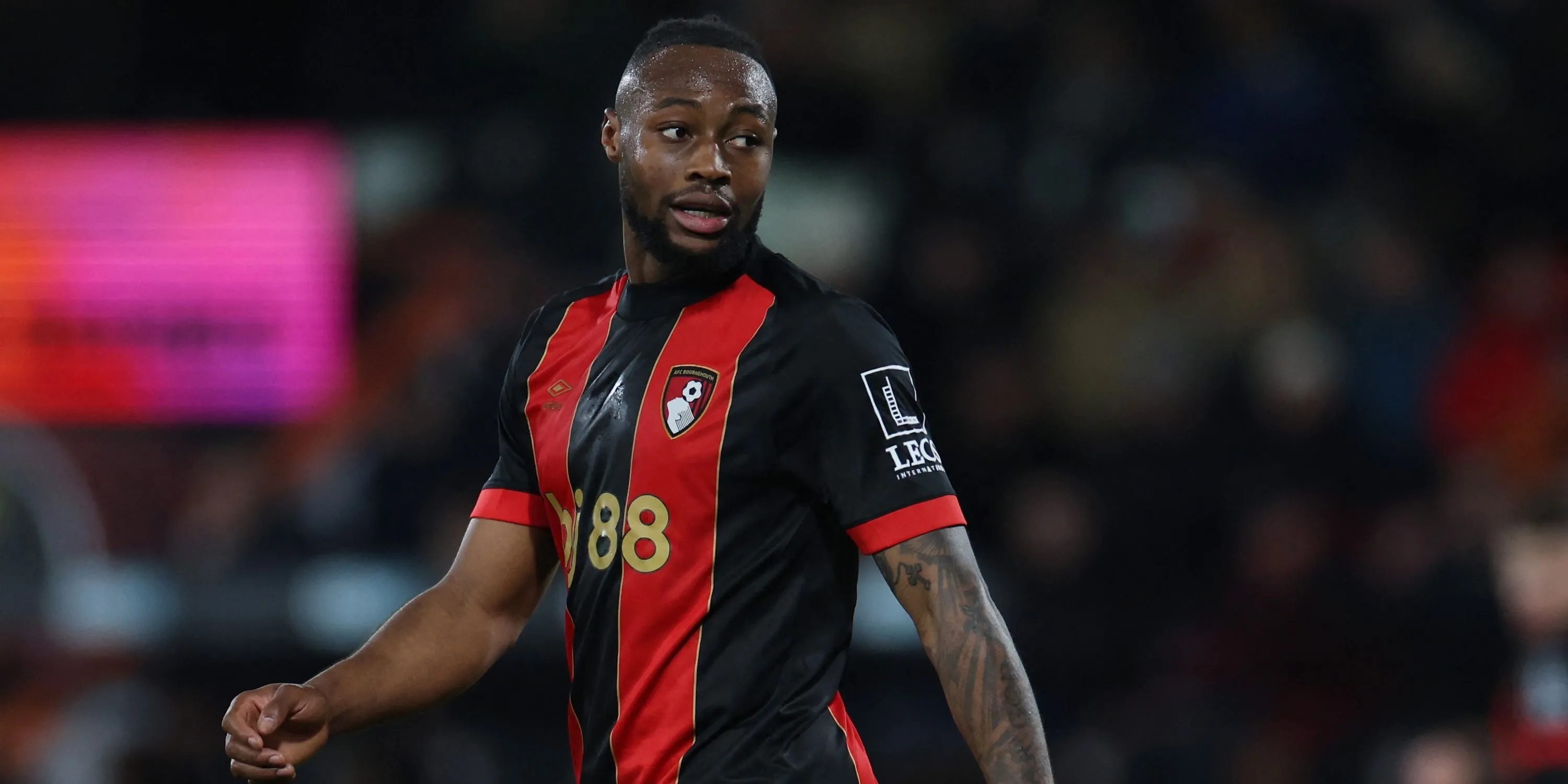Antoine Semenyo của Bournemouth nhìn ra sân trong trận đấu