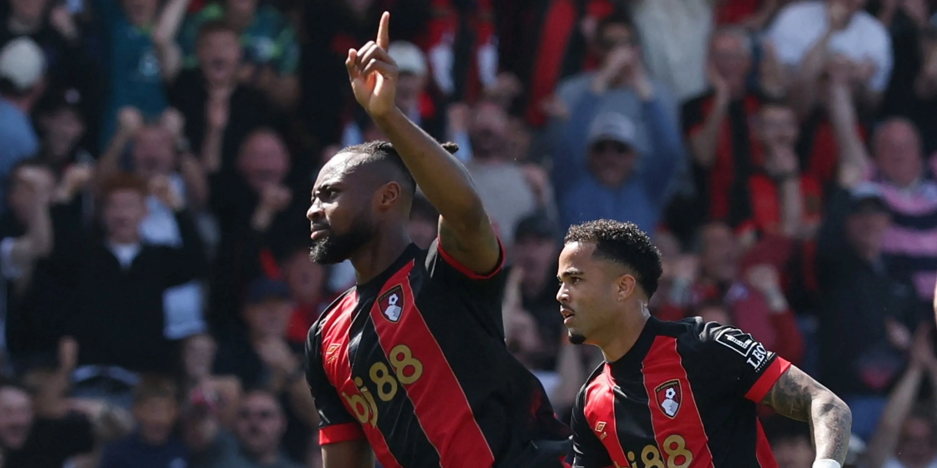 Antoine Semenyo của Bournemouth xử lý bóng dưới áp lực