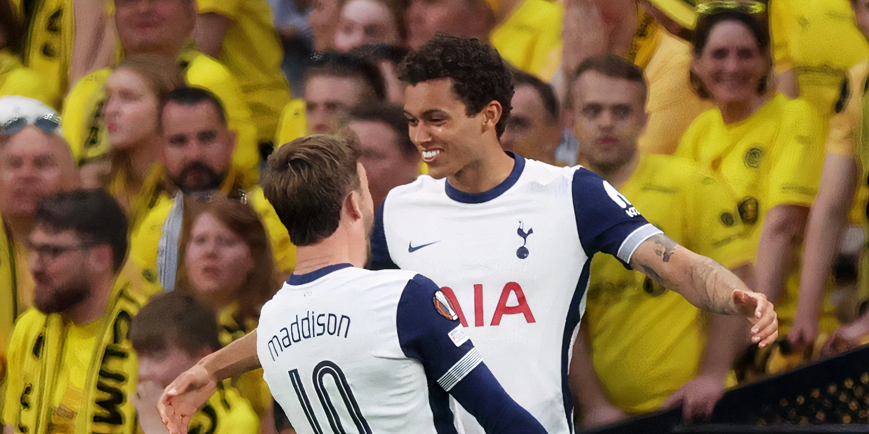 Brennan Johnson ăn mừng bàn thắng cho Tottenham