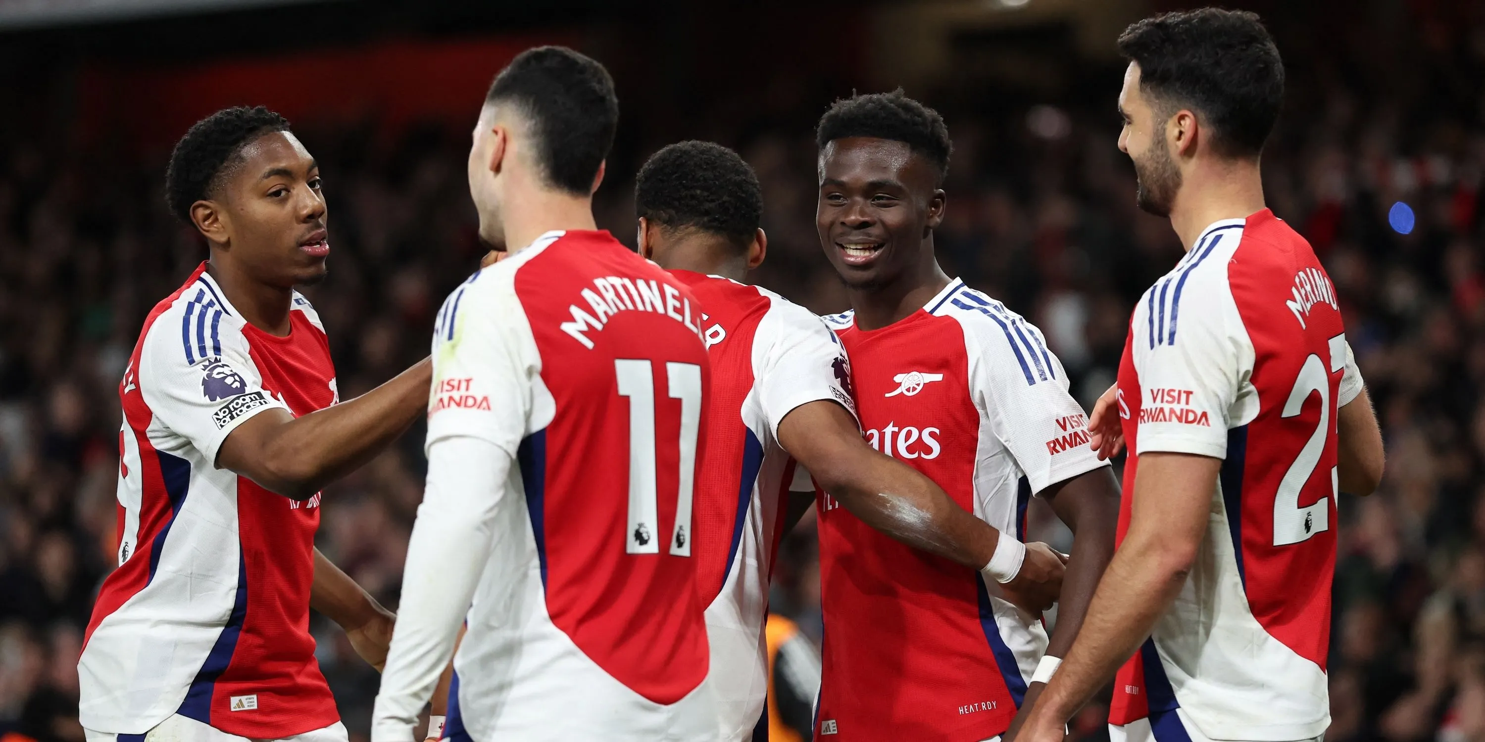 Bukayo Saka ăn mừng bàn thắng cùng đồng đội Arsenal