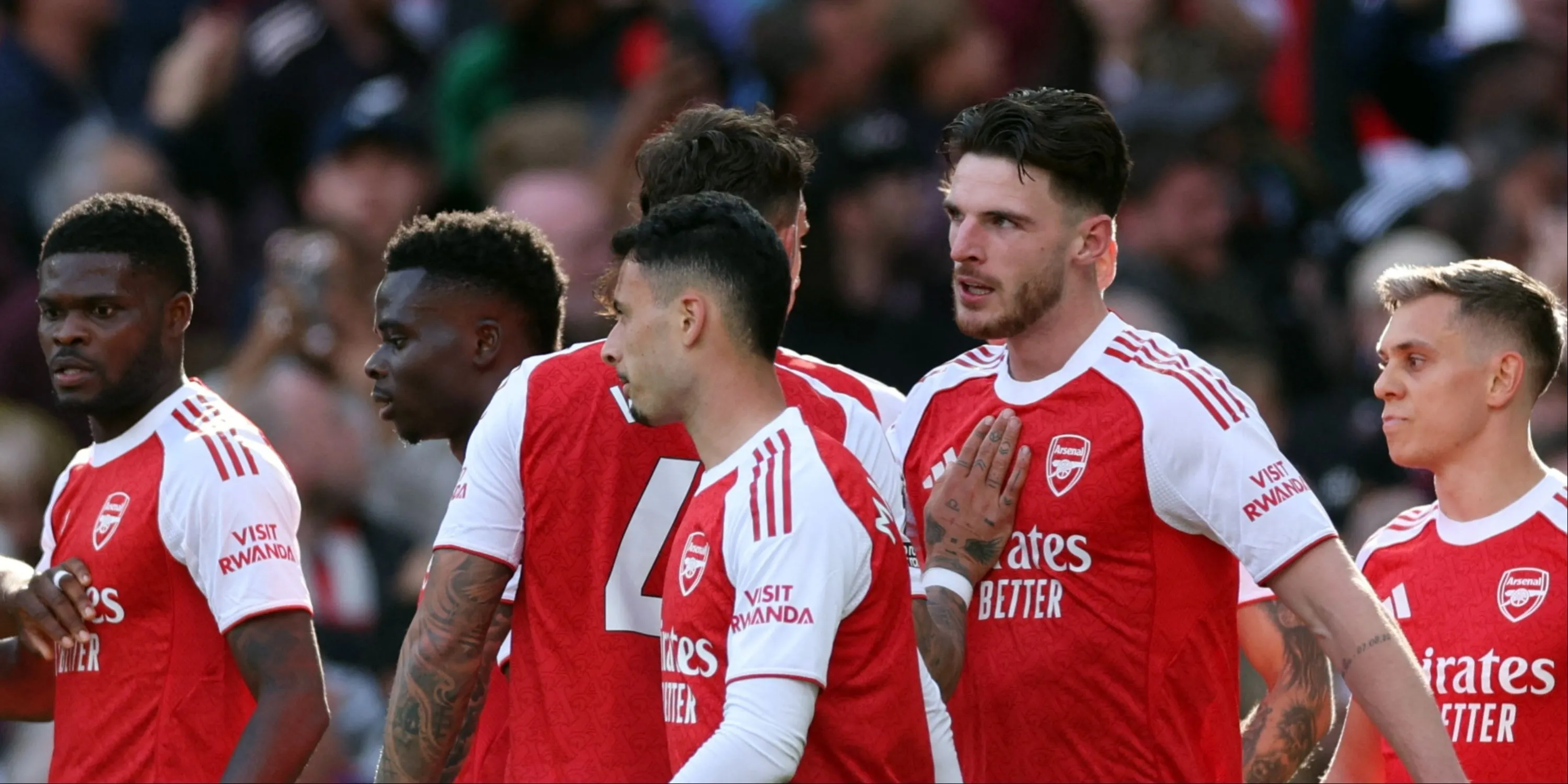 Các cầu thủ Arsenal: Martinelli, Saka, Rice biểu cảm trên sân cỏ