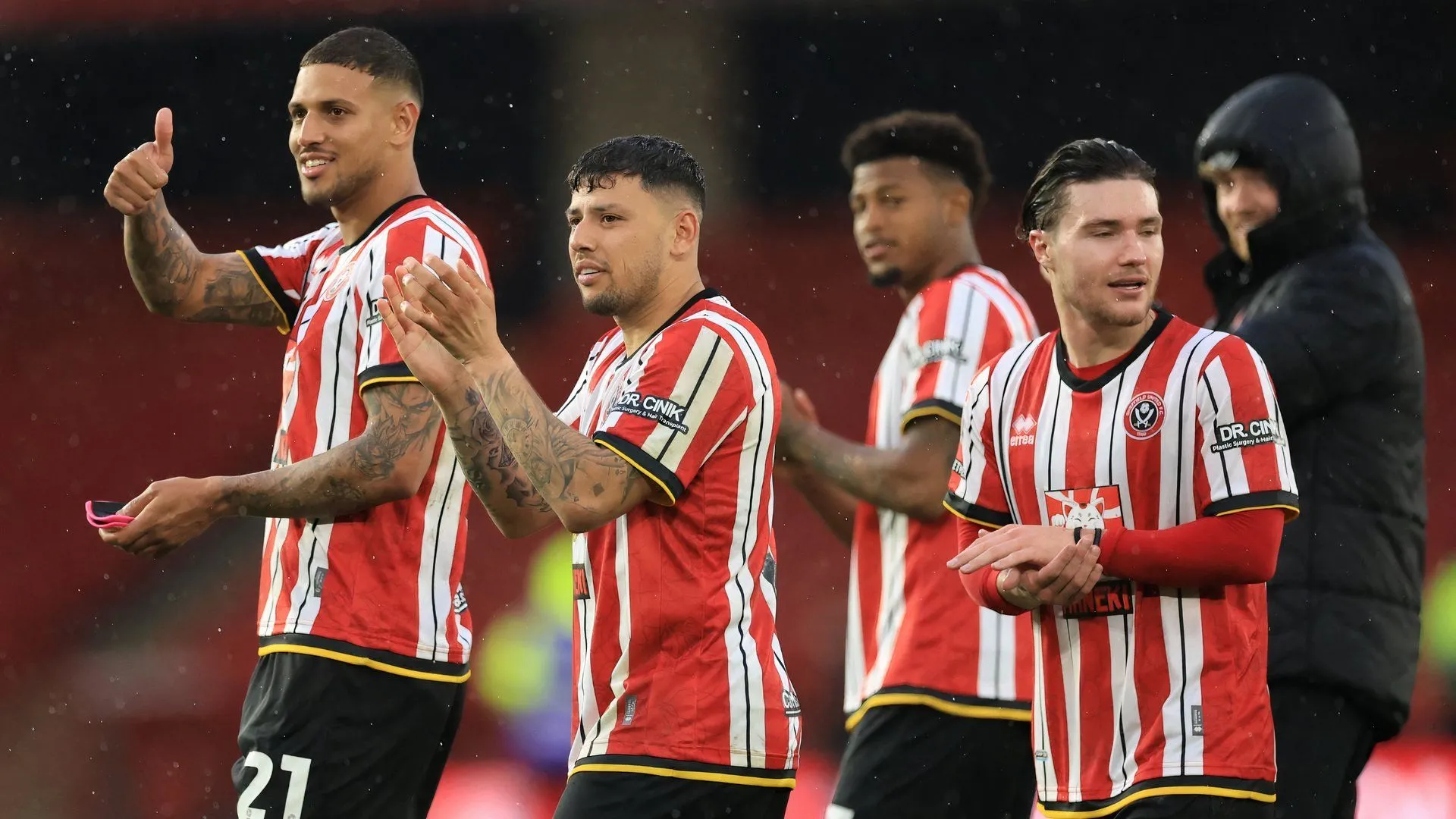 Các cầu thủ Sheffield United ăn mừng cùng CĐV sau mùa giải