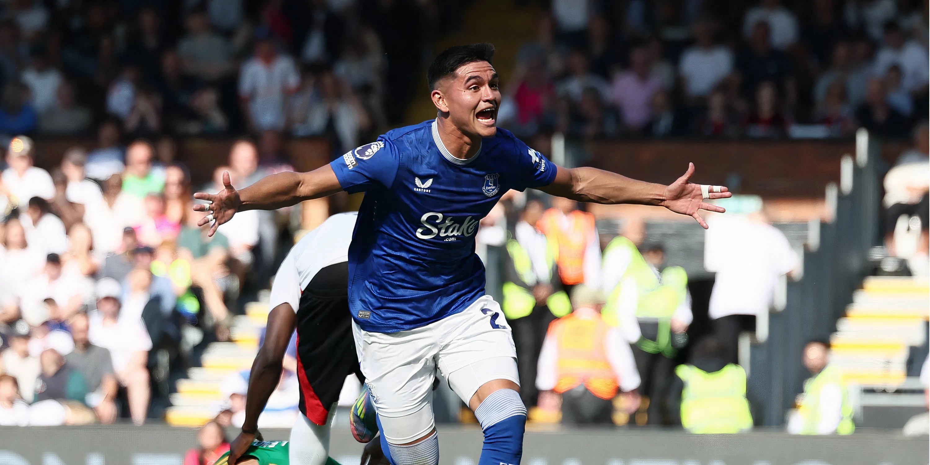 Carlos Alcaraz của Everton ăn mừng sau trận đấu với Fulham