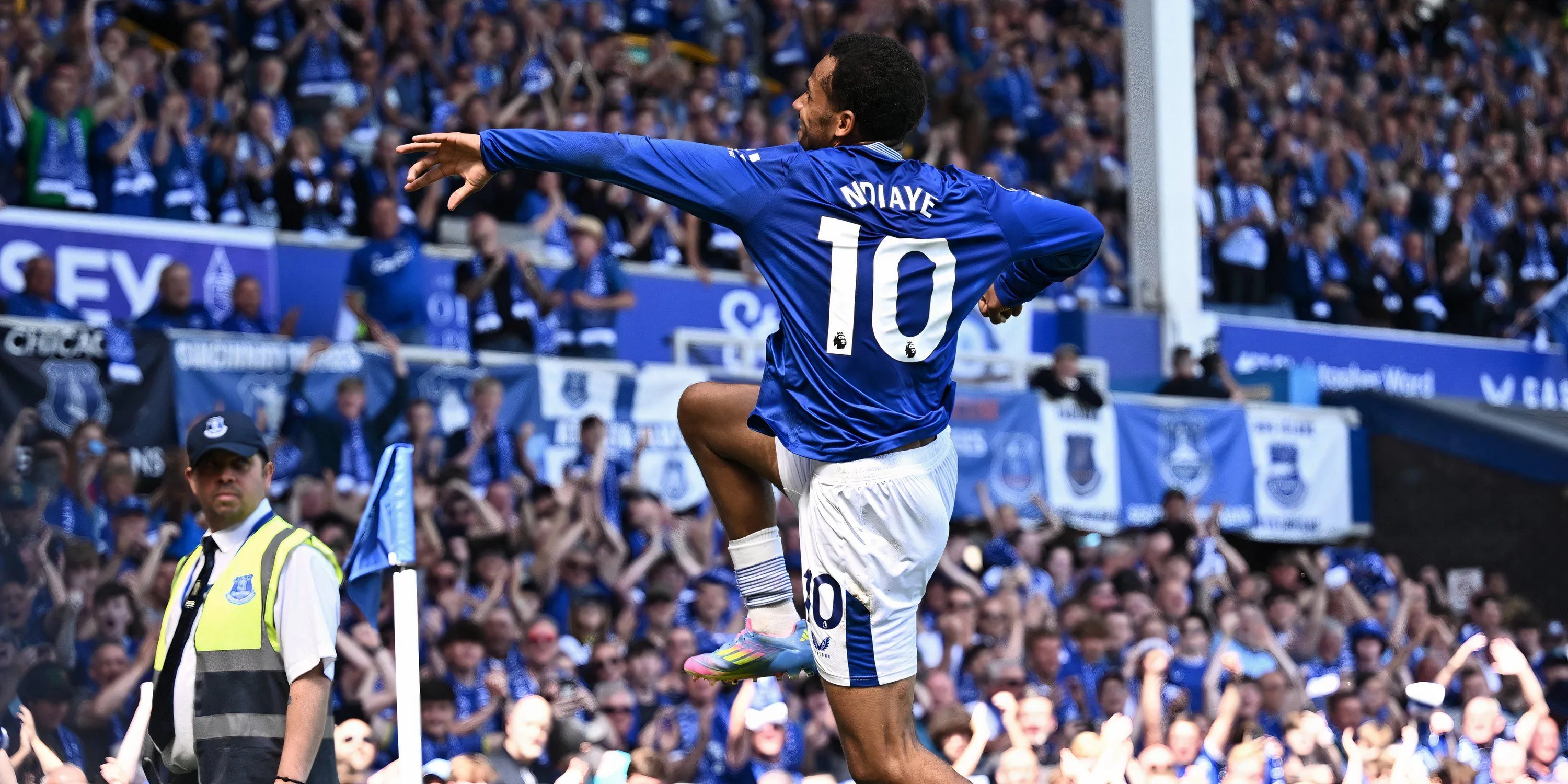 Cầu thủ Iliman Ndiaye của Everton ăn mừng bàn thắng