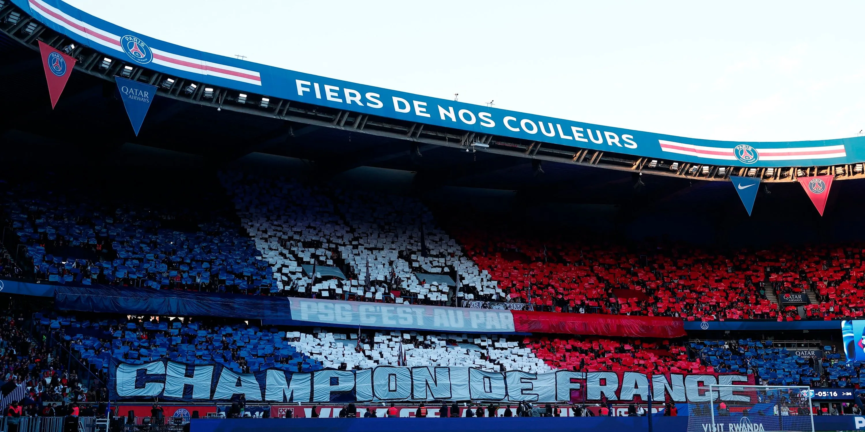 CĐV Paris Saint-Germain trưng bày tifo, liên quan tin tức Chelsea theo đuổi hậu vệ PSG
