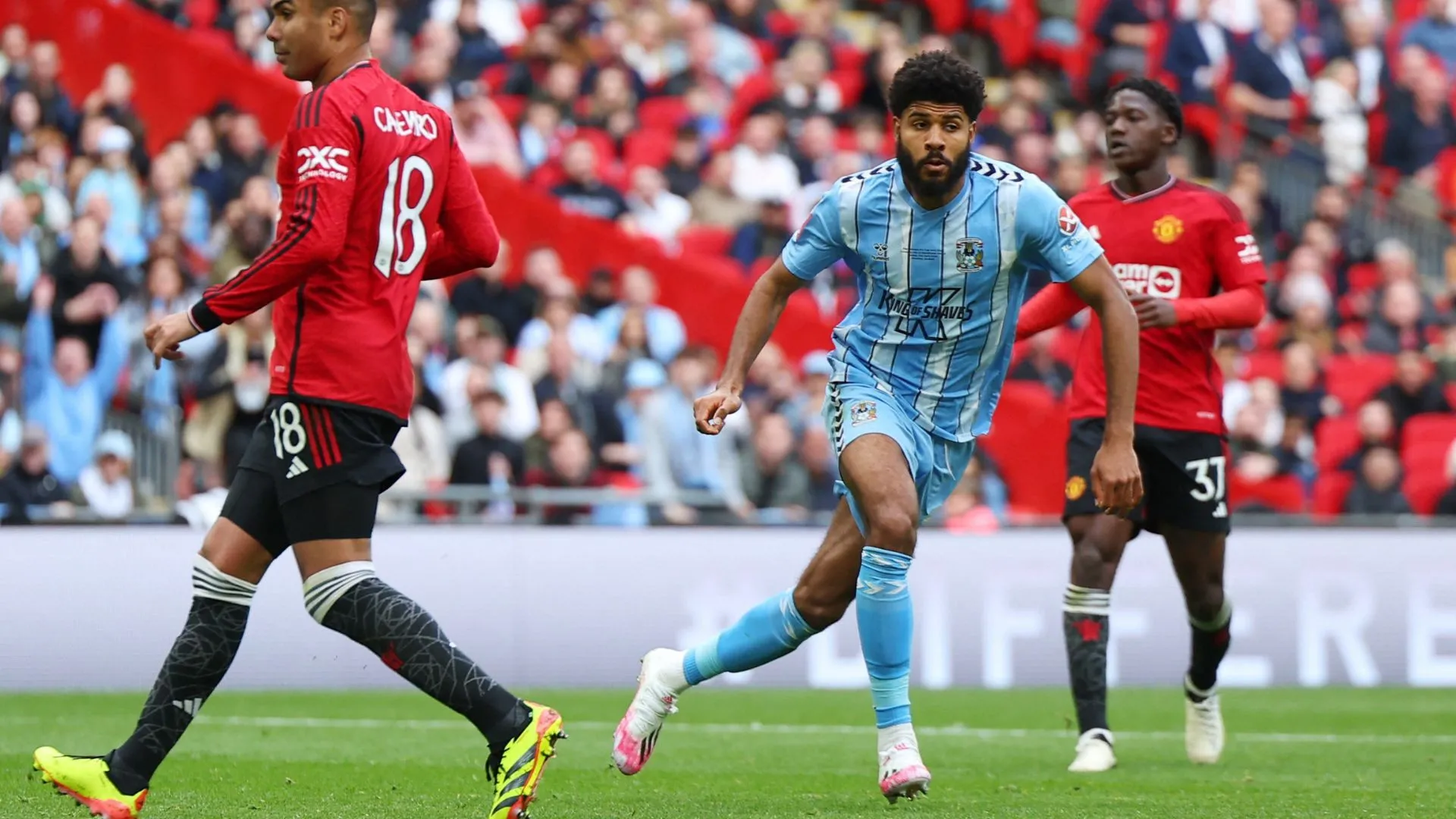 Ellis Simms ăn mừng bàn thắng cho Coventry City