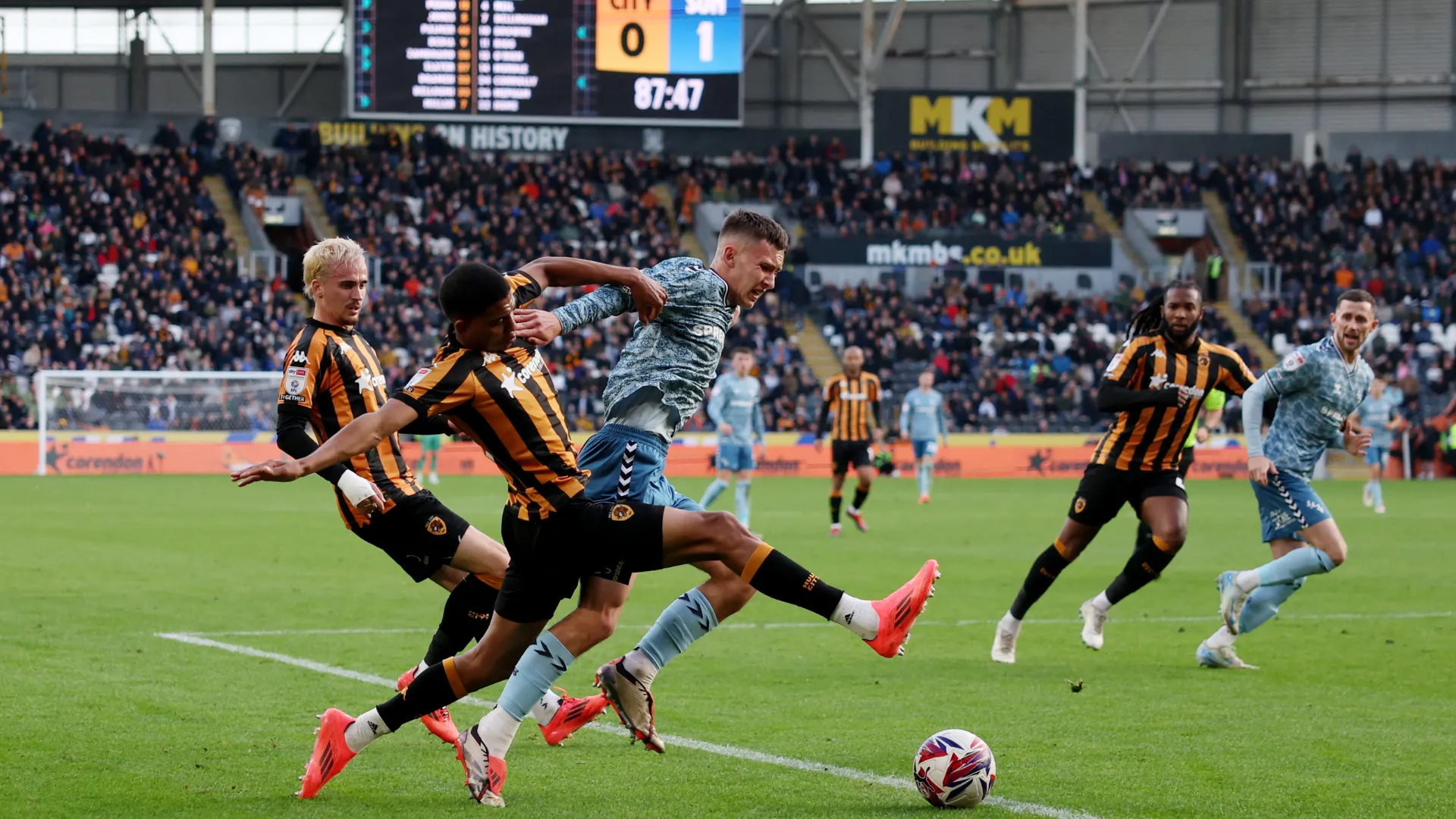 Hậu vệ Cody Drameh trong màu áo Hull City giữa tin đồn chuyển nhượng tới Derby County