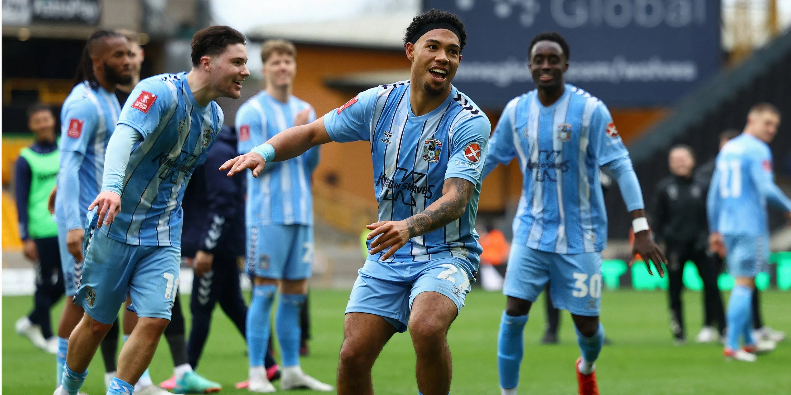 Hậu vệ Milan van Ewijk của Coventry City