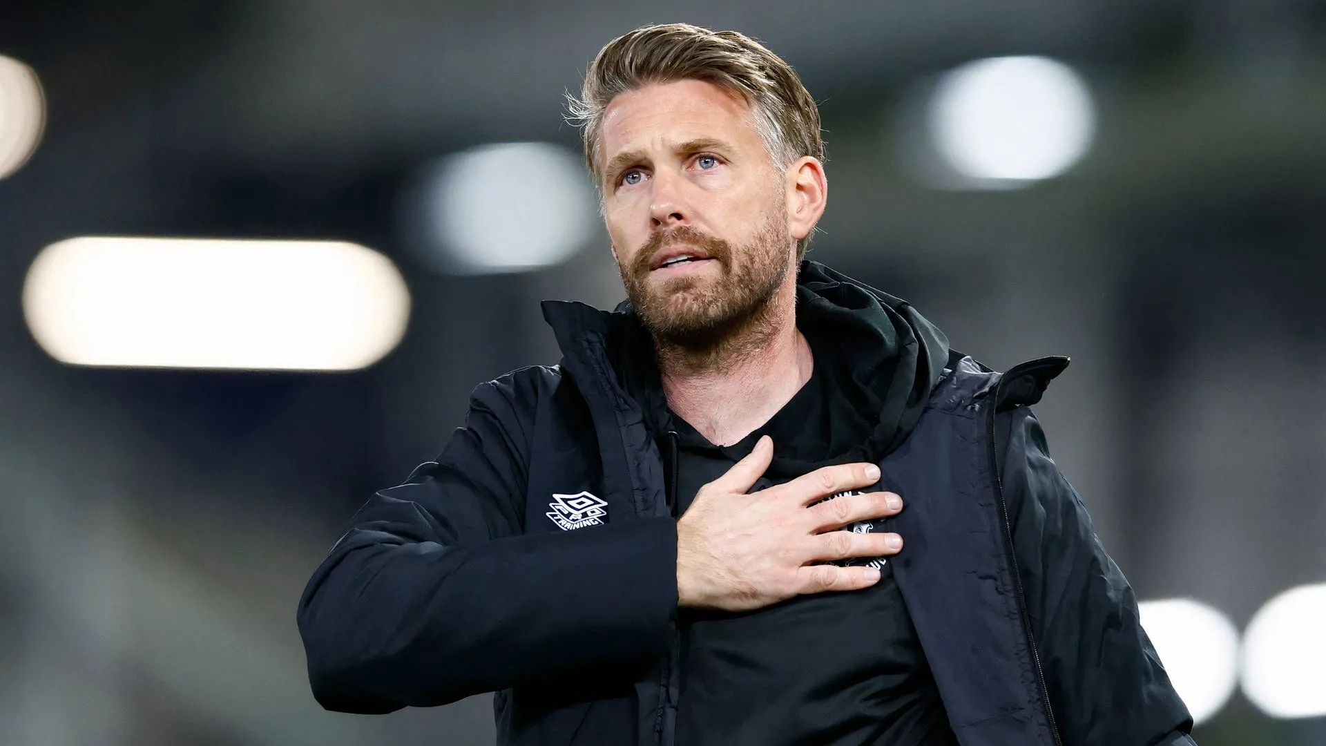 Hình ảnh Rob Edwards trên sân chỉ đạo các cầu thủ Luton Town