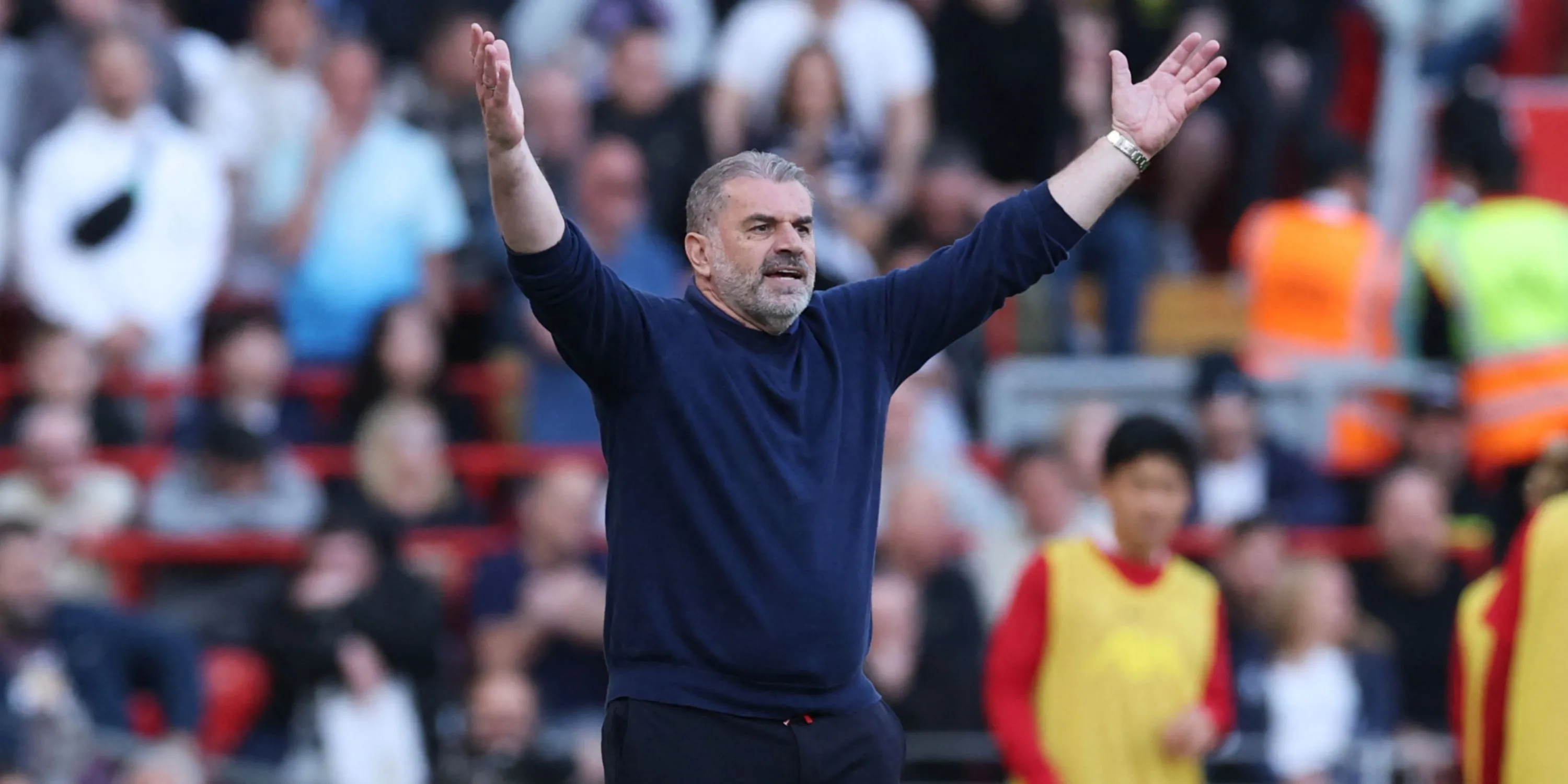 HLV Ange Postecoglou trên băng ghế chỉ đạo của Tottenham tại Premier League