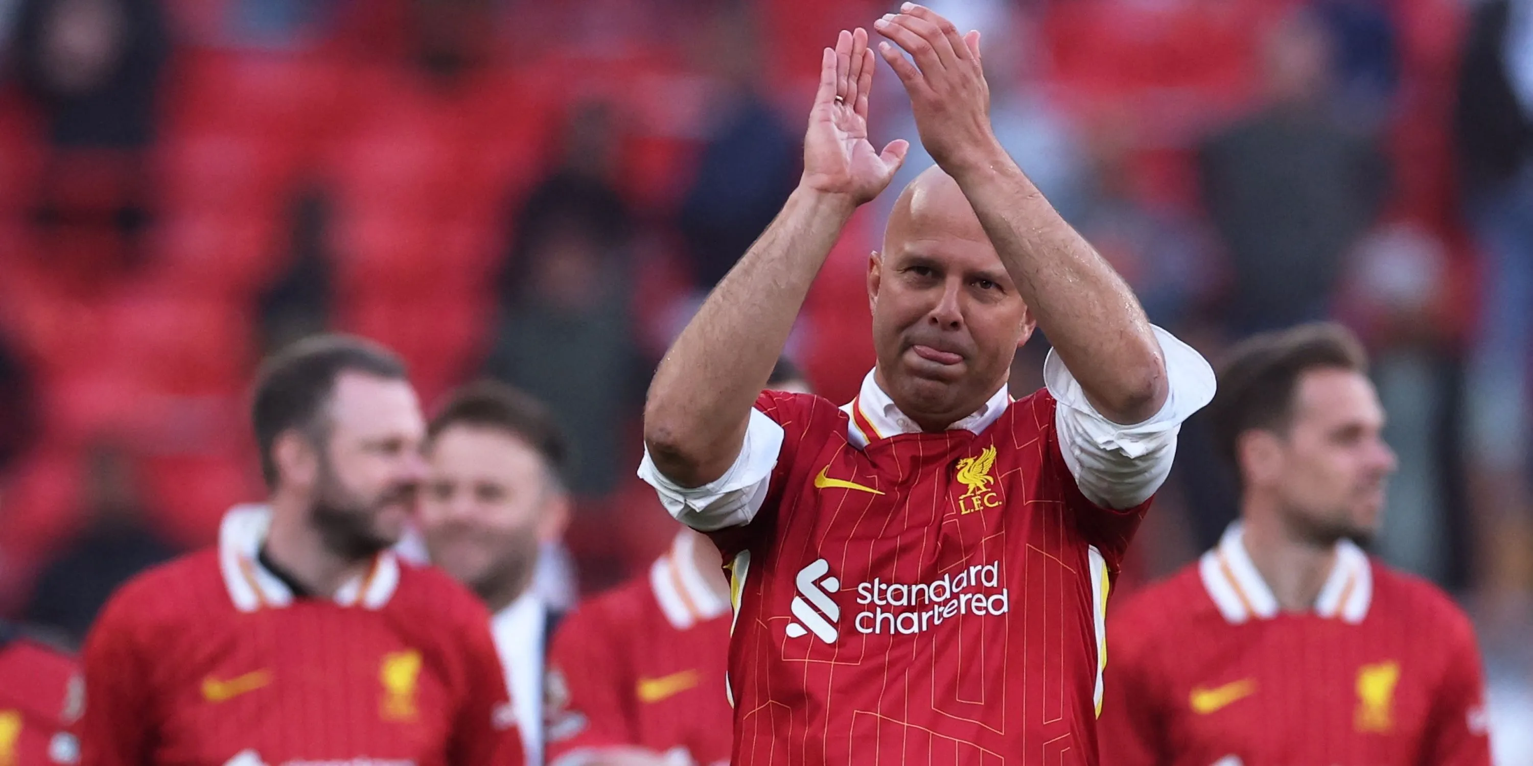 HLV Arne Slot của Liverpool ăn mừng sau khi giành chức vô địch Ngoại hạng Anh