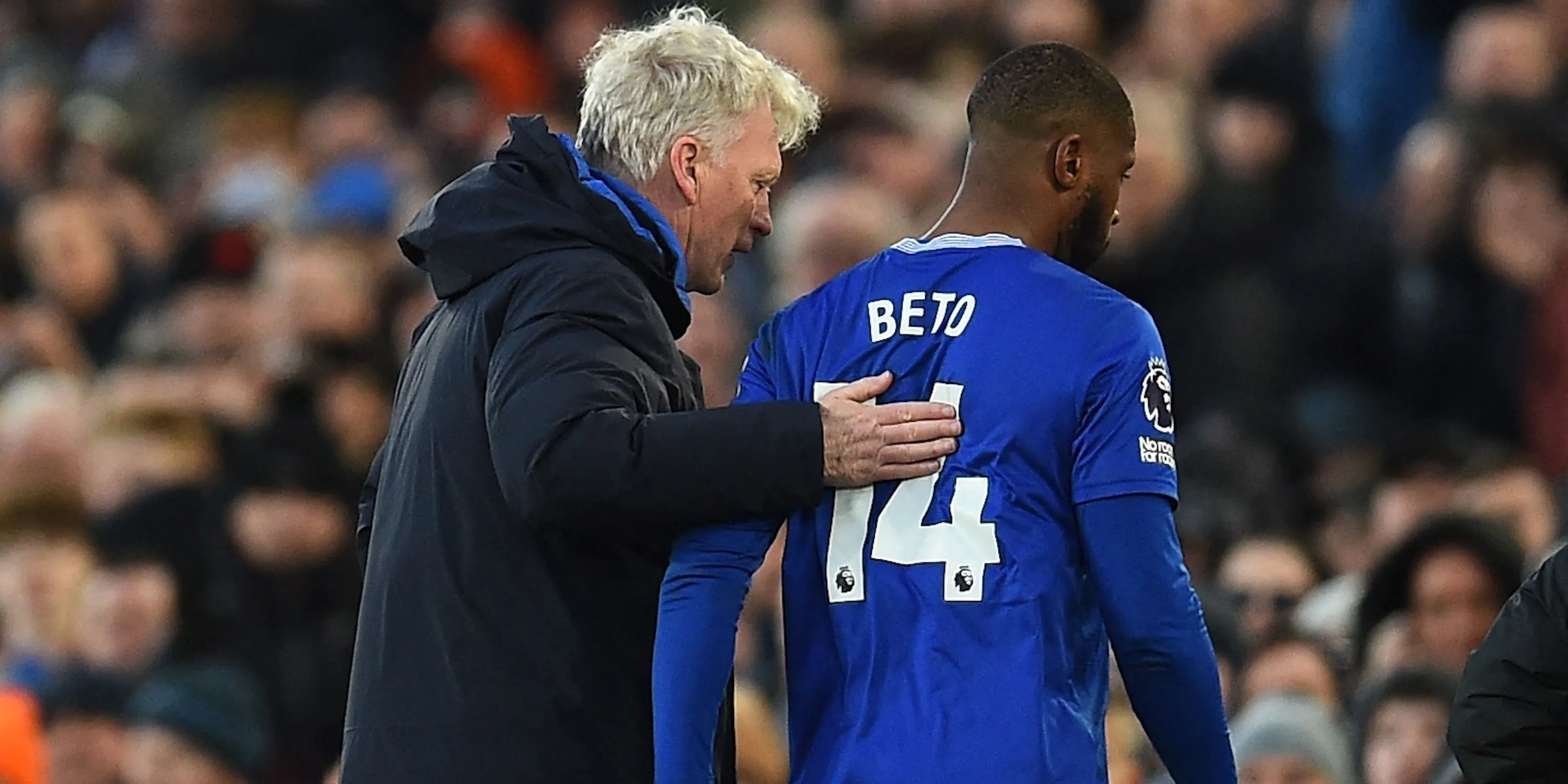 HLV David Moyes của Everton và tiền đạo Beto trao đổi sau trận đấu tại Ngoại hạng Anh