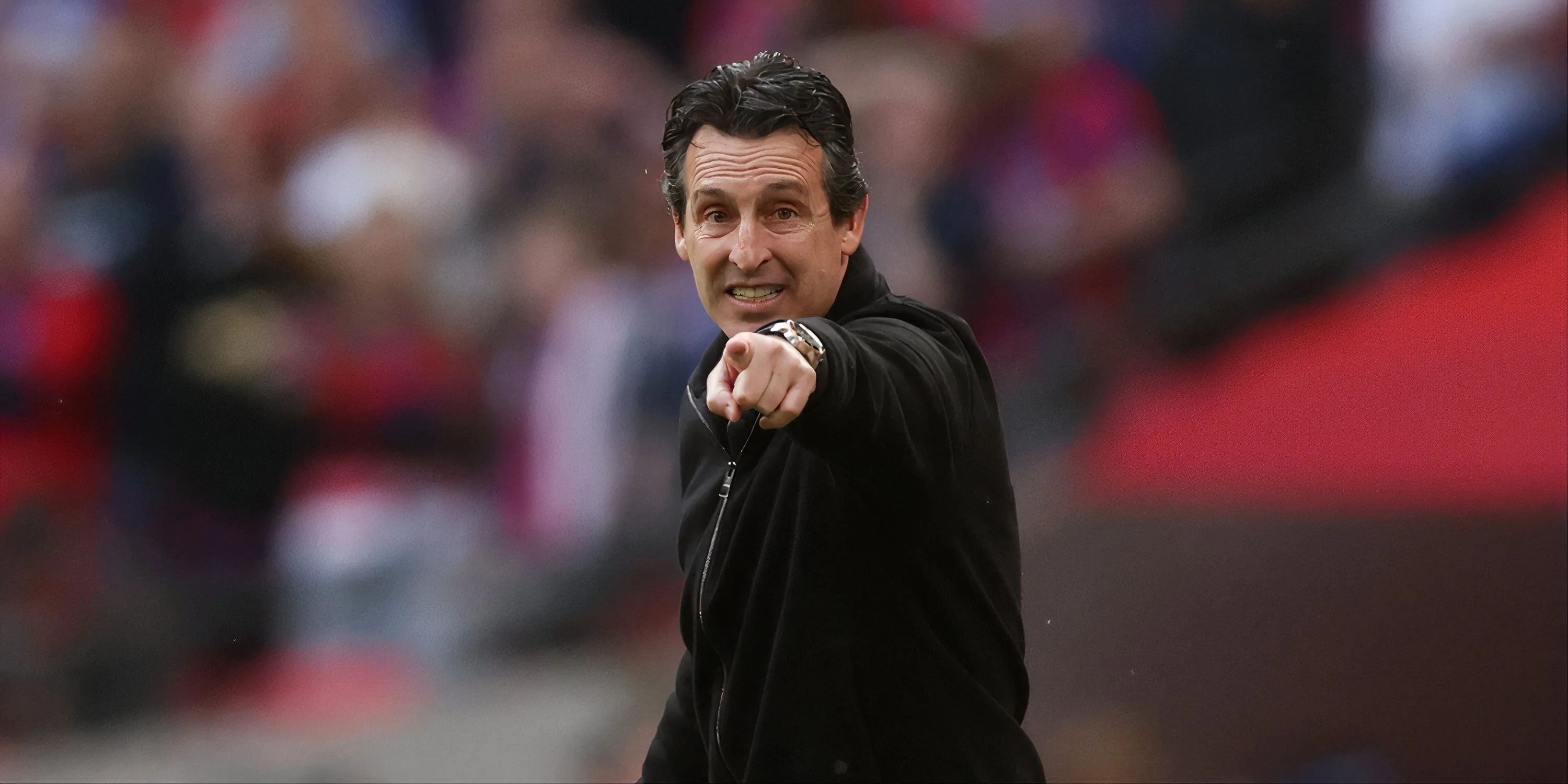 HLV Unai Emery của Aston Villa chỉ đạo chiến thuật trong một trận đấu tại Premier League