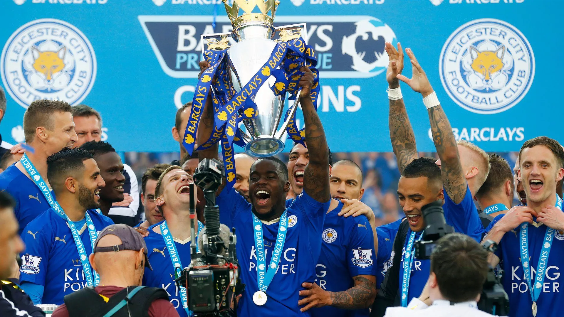 Jeffrey Schlupp ăn mừng chức vô địch Ngoại hạng Anh cùng Leicester City mùa giải 2015/16