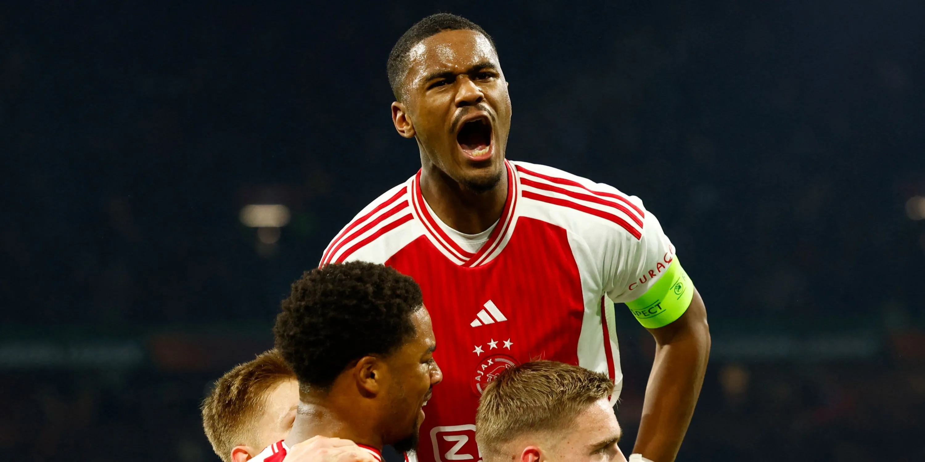 Jorrel Hato trong màu áo Ajax, cầu thủ được Chelsea và Arsenal quan tâm