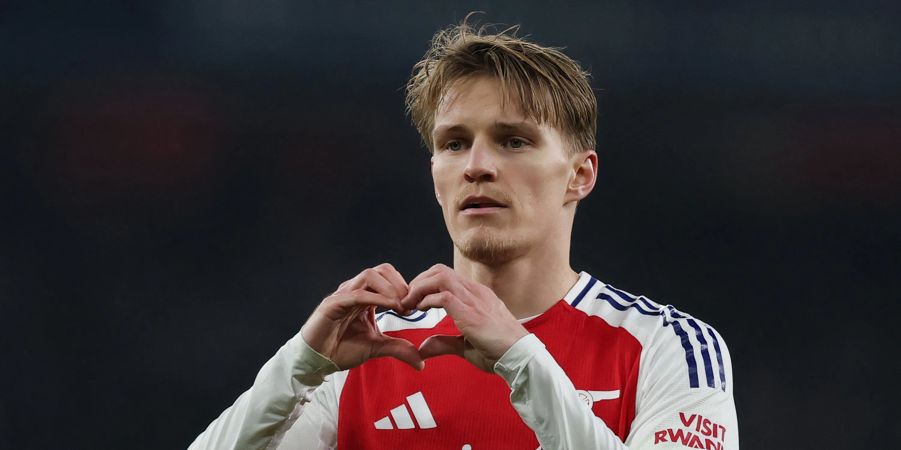 Martin Odegaard tập trung trong trận đấu của Arsenal tại Ngoại hạng Anh