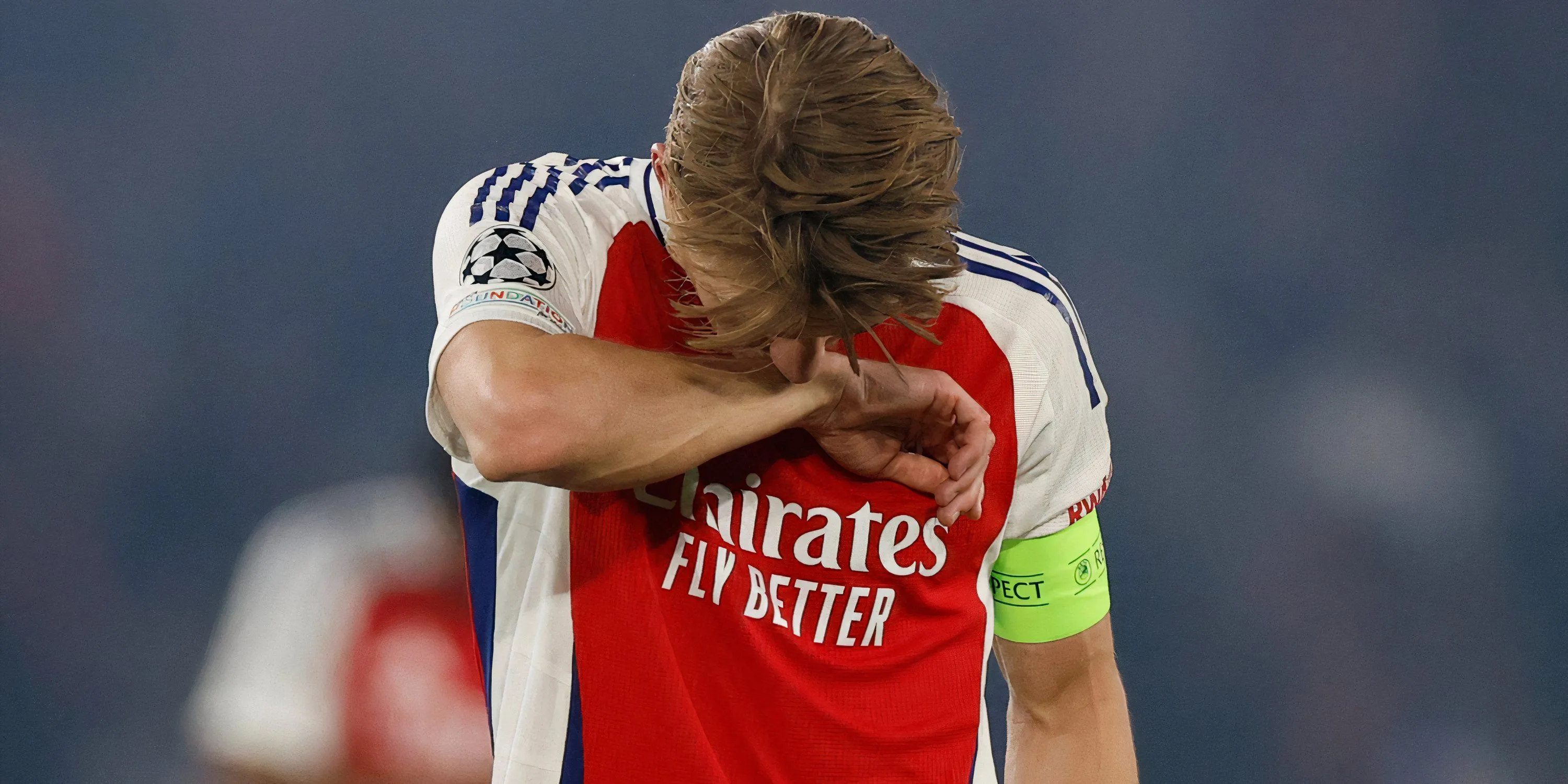 Martin Odegaard tỏ ra thất vọng trong một trận đấu của Arsenal