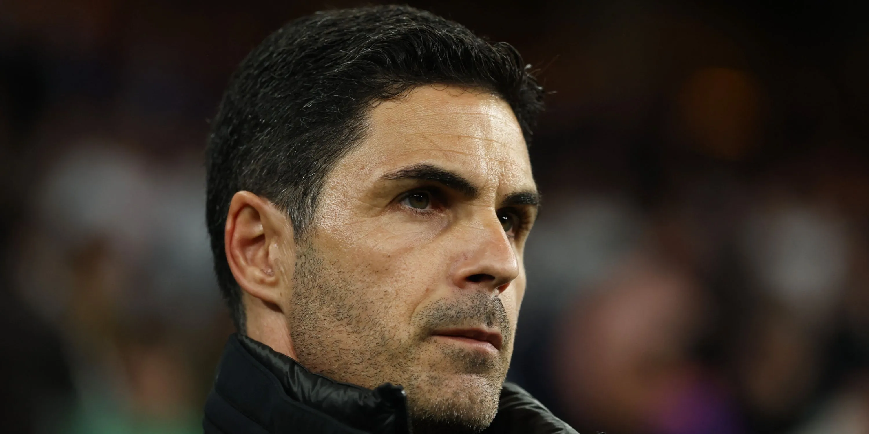 Mikel Arteta trầm ngâm bên đường biên trong một trận đấu của Arsenal tại Premier League