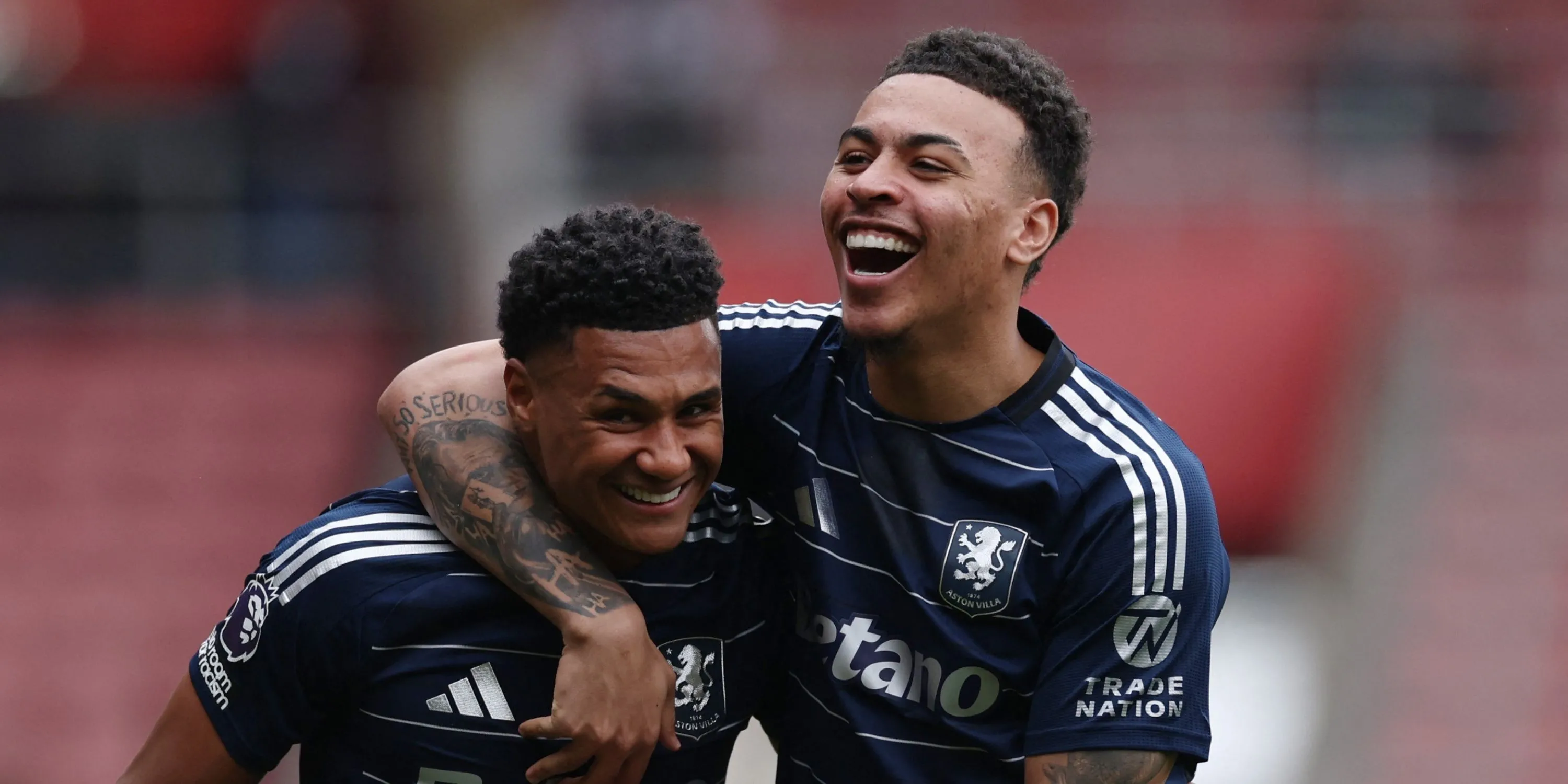 Ollie Watkins, tiền đạo chủ lực của Aston Villa, trong một pha ăn mừng bàn thắng cho thấy tầm quan trọng của anh với đội bóng.