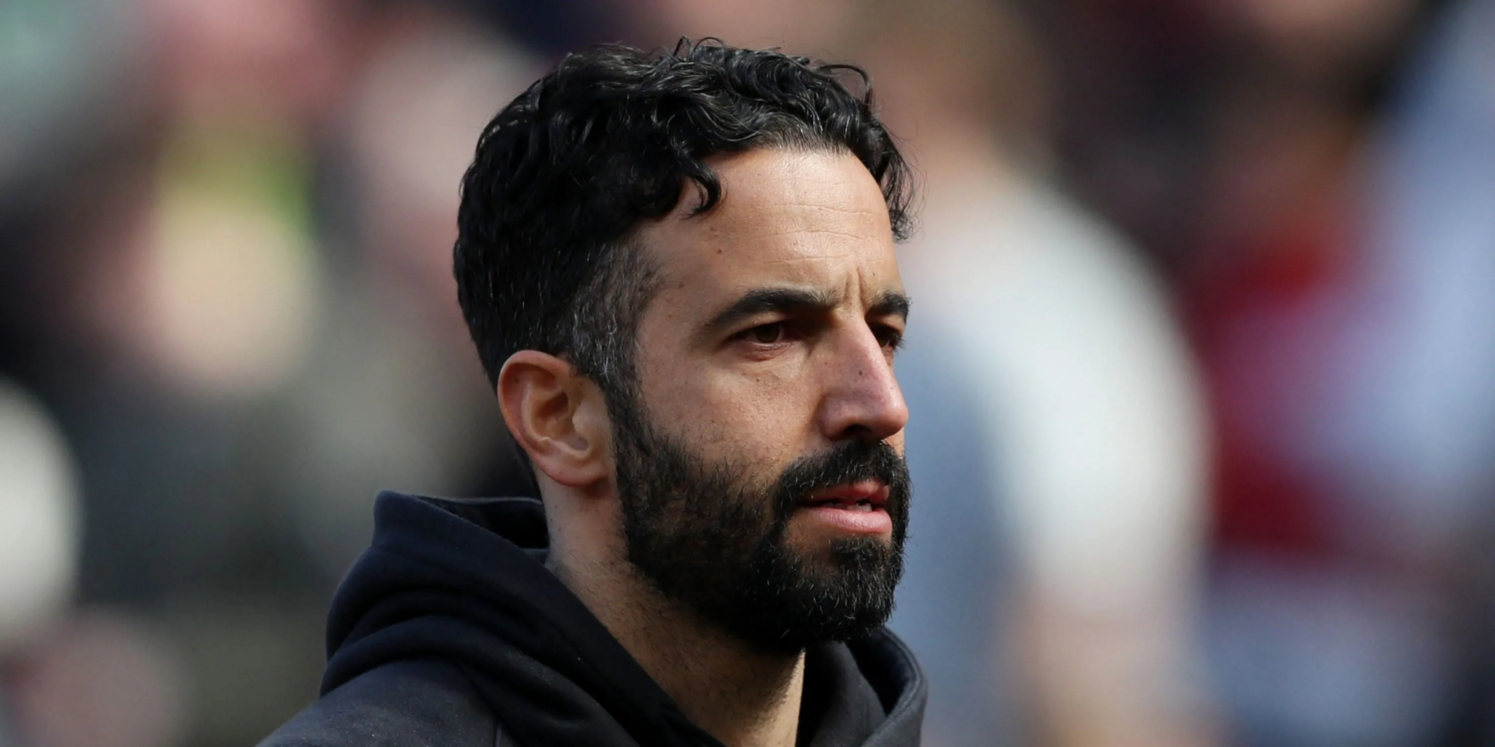 Ruben Amorim chỉ đạo các cầu thủ Manchester United trên sân tập