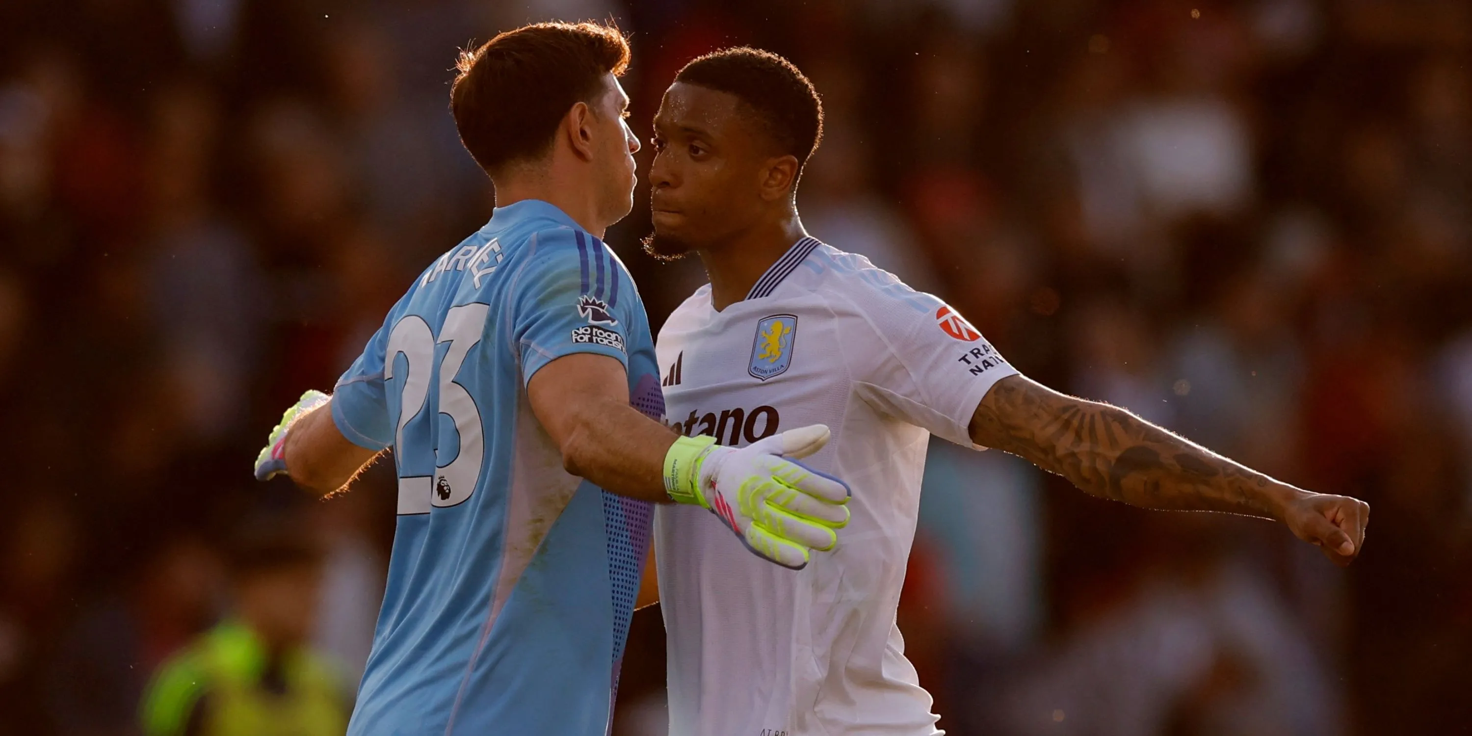 Thủ môn Emi Martinez của Aston Villa vẫy tay chào tạm biệt CĐV