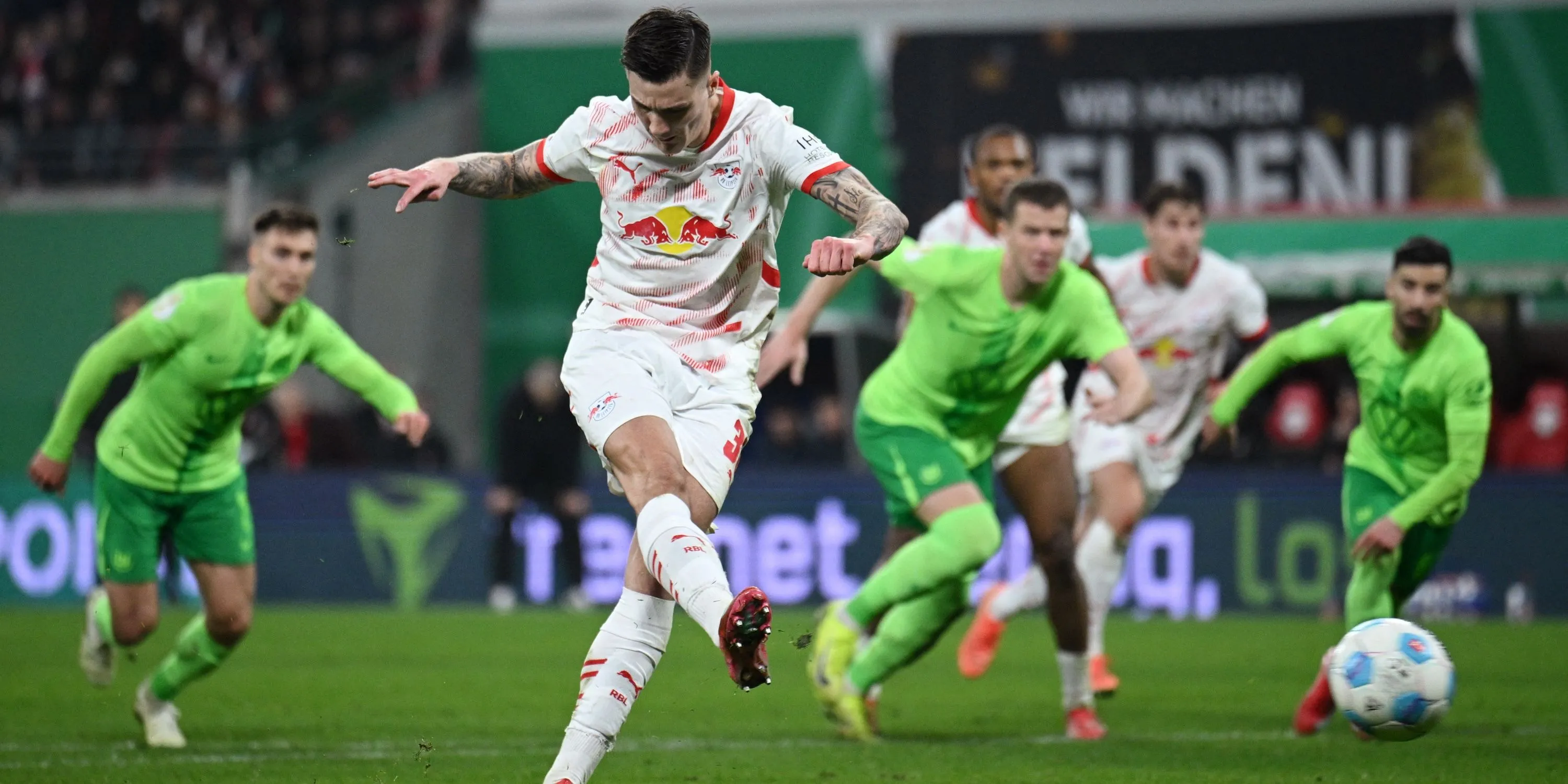 Tiền đạo Benjamin Sesko của RB Leipzig ghi bàn thắng đầu tiên từ chấm phạt đền