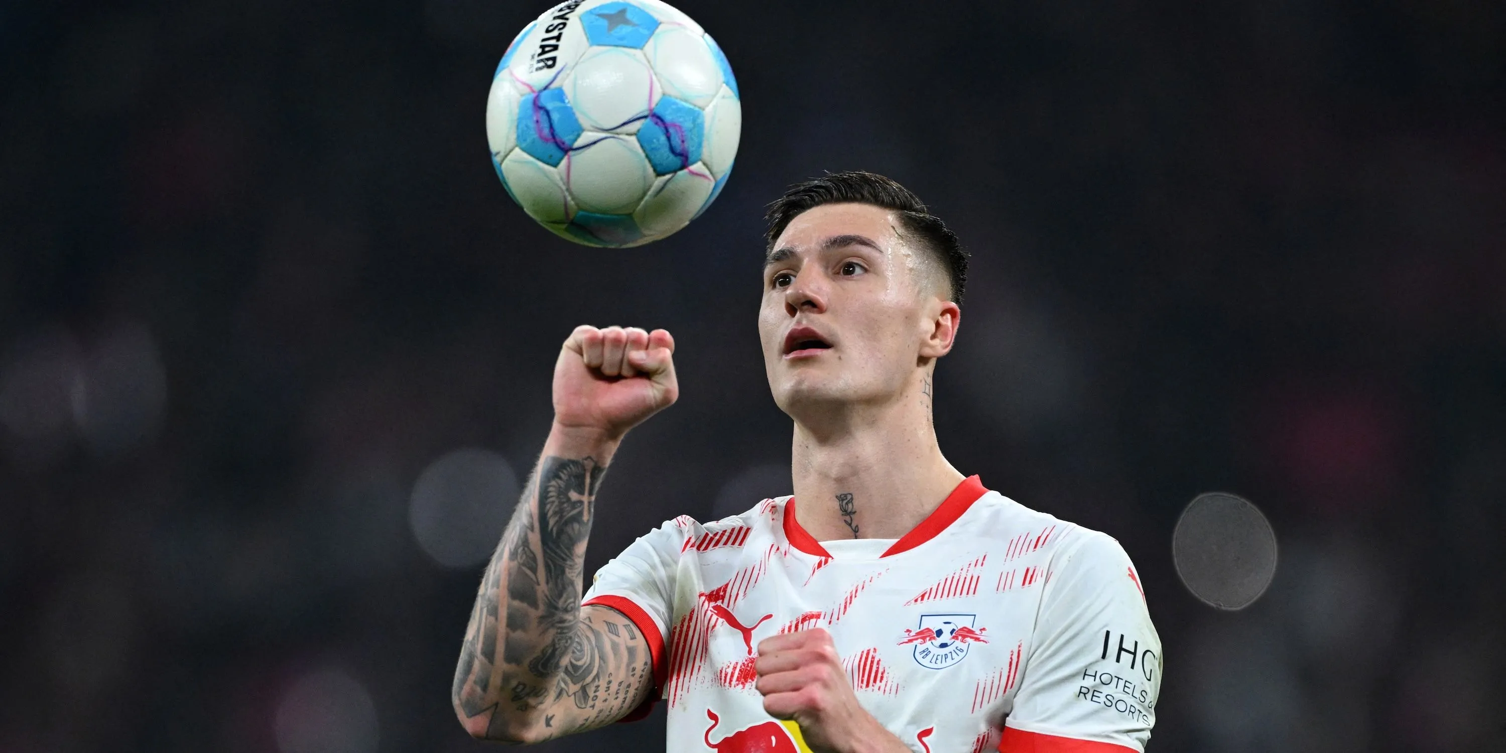 Tiền đạo Benjamin Sesko của RB Leipzig trước khi thực hiện quả phạt đền