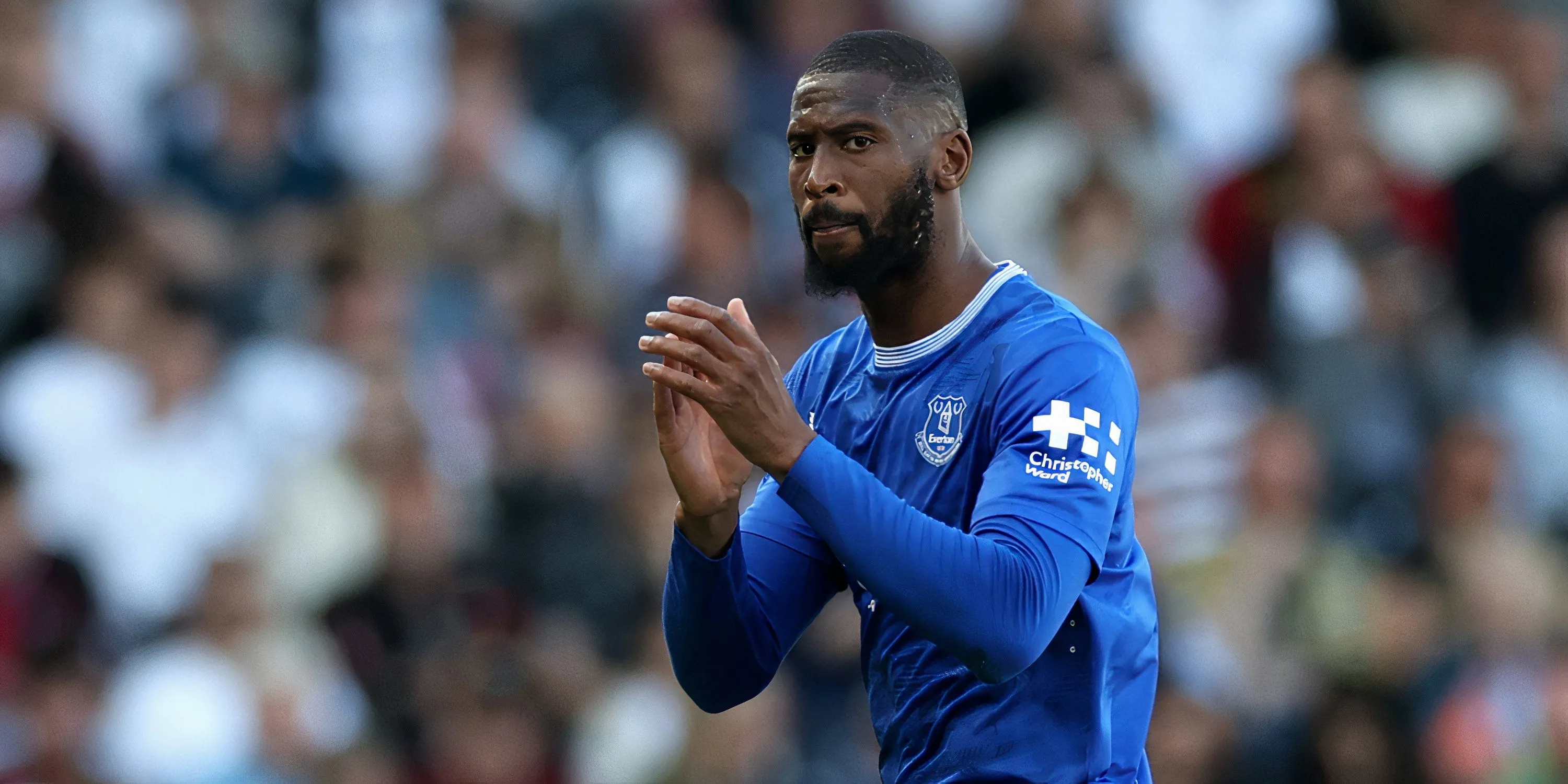 Tiền đạo Beto của Everton ăn mừng bàn thắng vào lưới Fulham