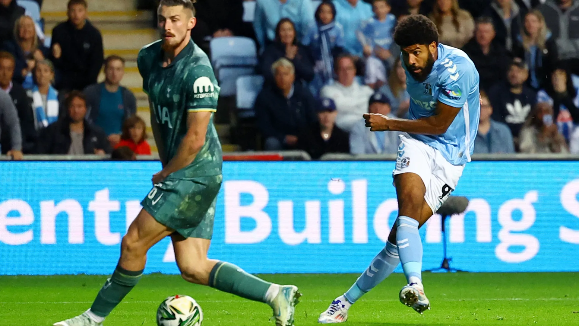 Tiền đạo Ellis Simms trong màu áo Coventry City
