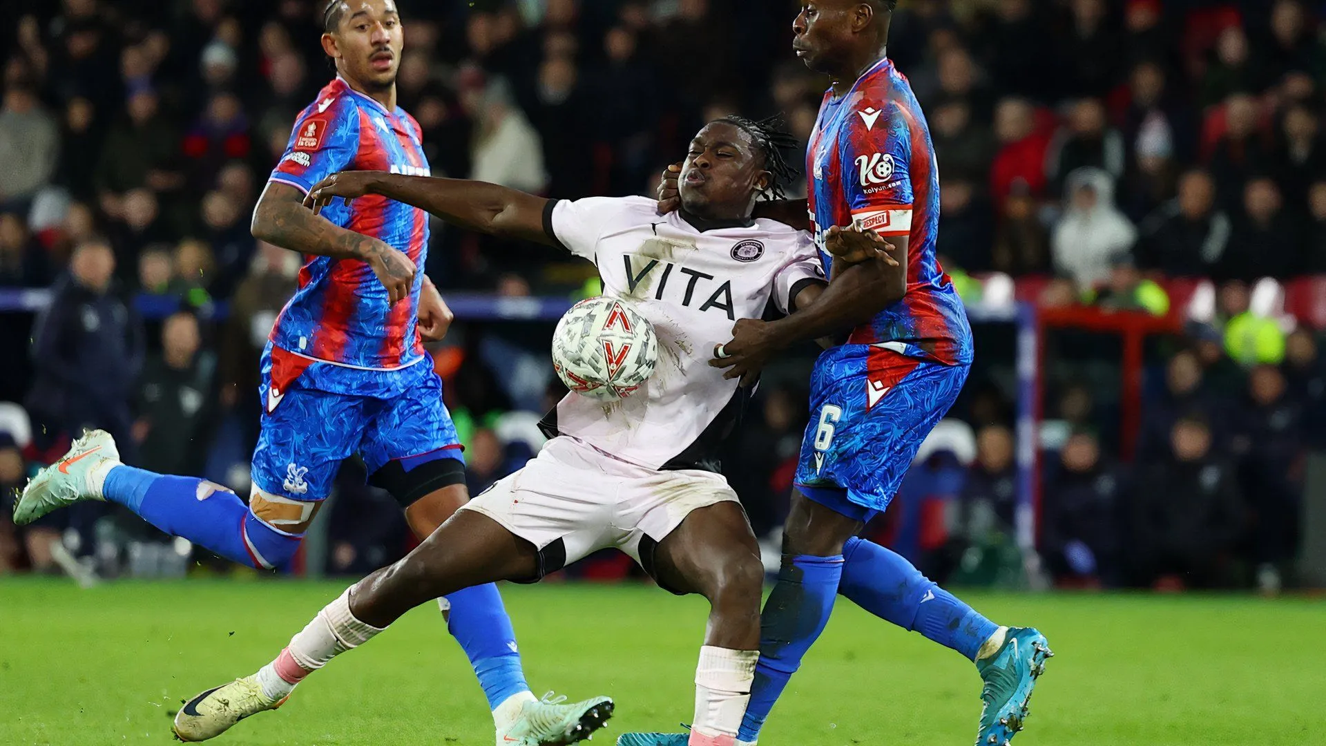 Tiền đạo Tanto Olaofe thi đấu cho Stockport County tại Giải Hạng Ba Anh