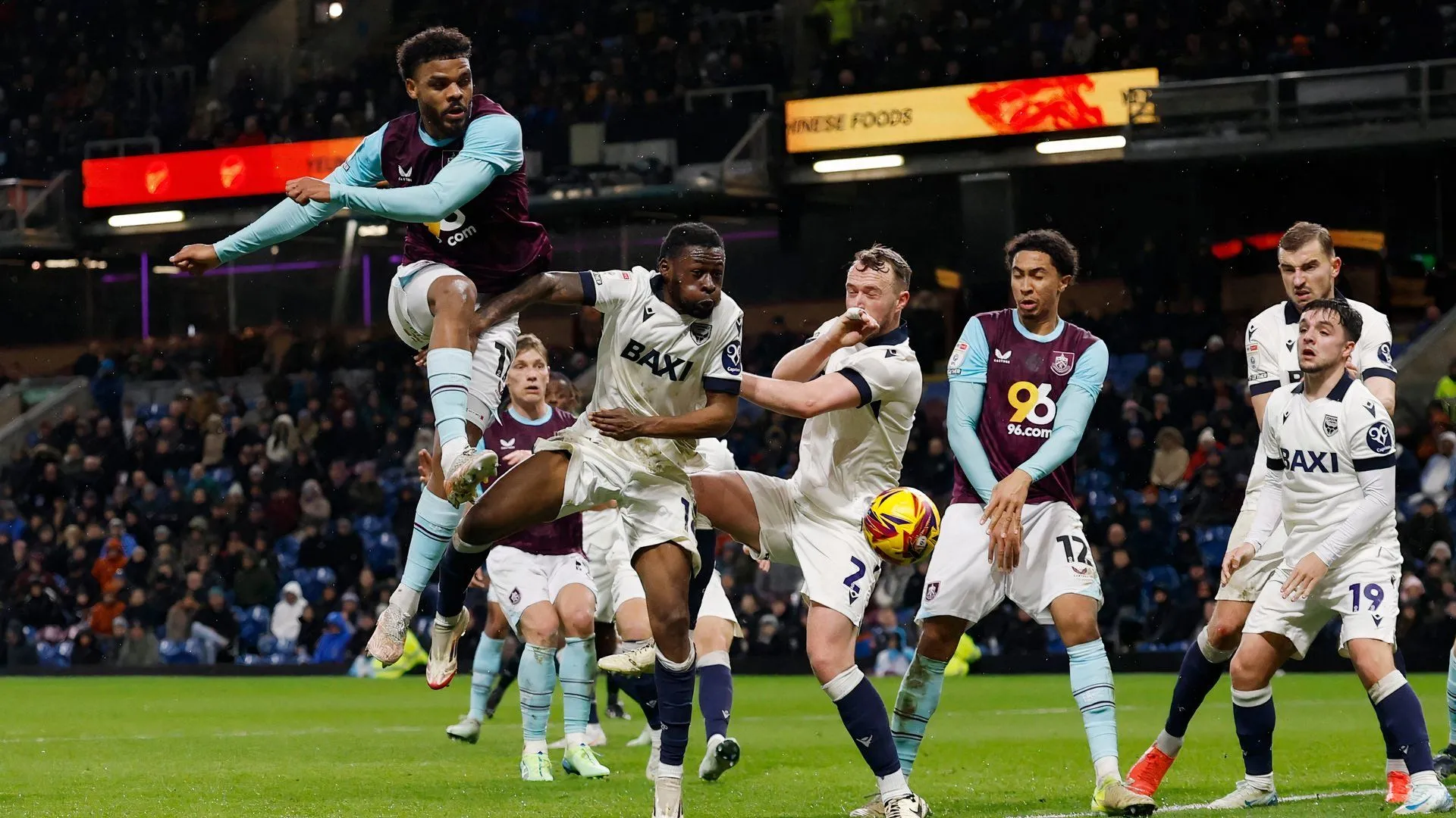 Alex Matos trong màu áo Oxford United, cầu thủ rời đi tạo khoảng trống tuyến giữa