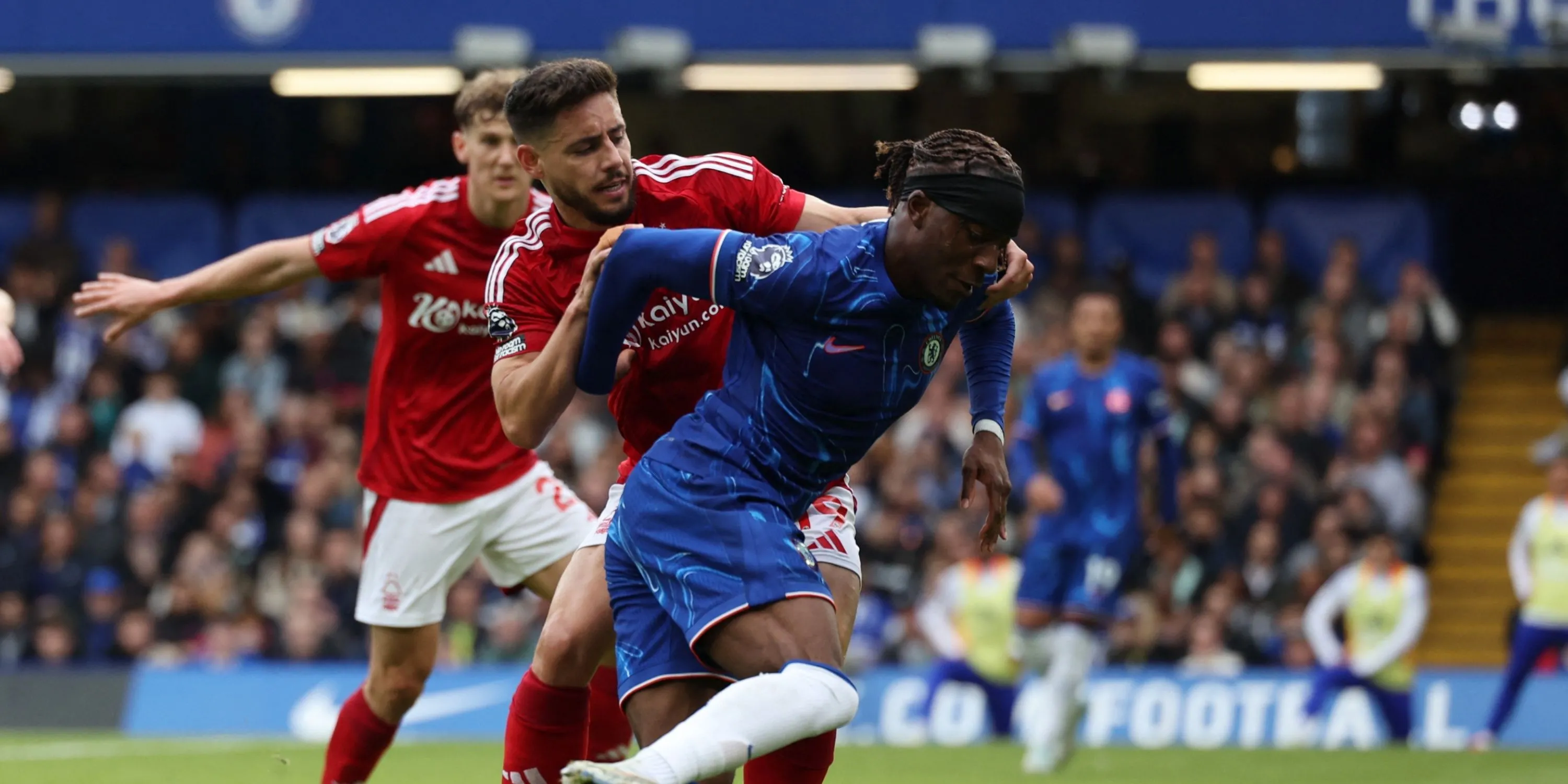 Alex Moreno thi đấu cho Nottingham Forest ở Ngoại hạng Anh