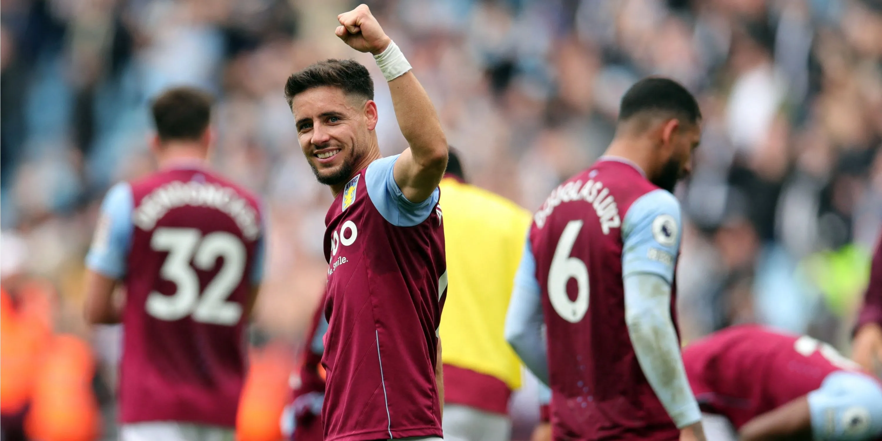 Alex Moreno tranh bóng trong trận đấu của Aston Villa tại Ngoại hạng Anh