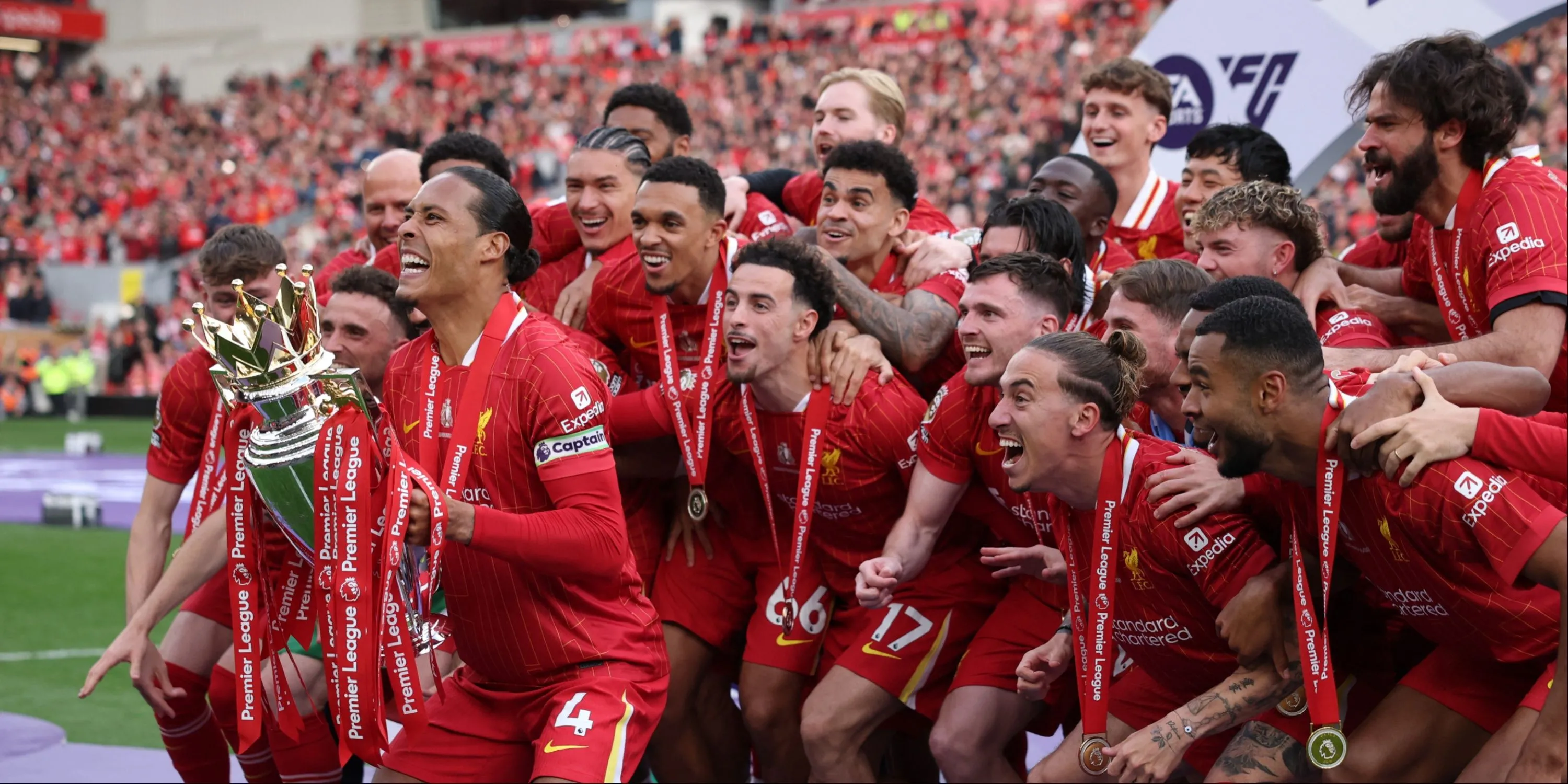 Bộ ba cầu thủ Liverpool Virgil van Dijk, Andrew Robertson và Trent Alexander-Arnold