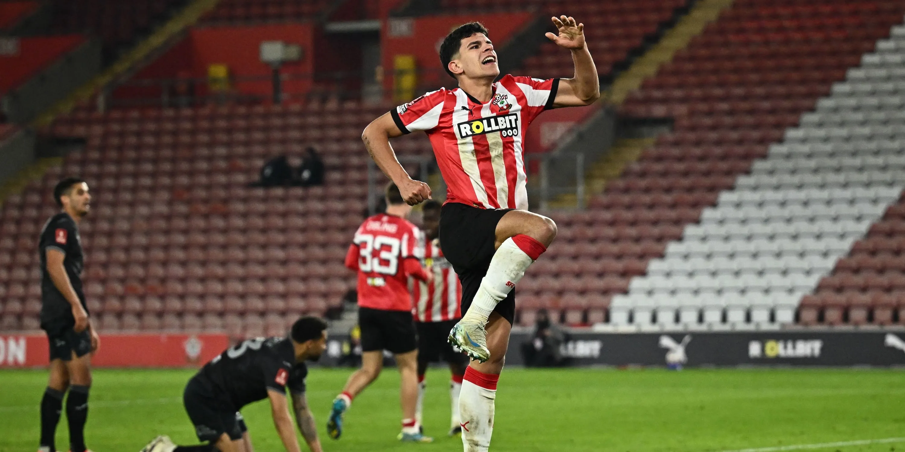Cầu thủ chạy cánh Tyler Dibling của Southampton - mục tiêu Aston Villa