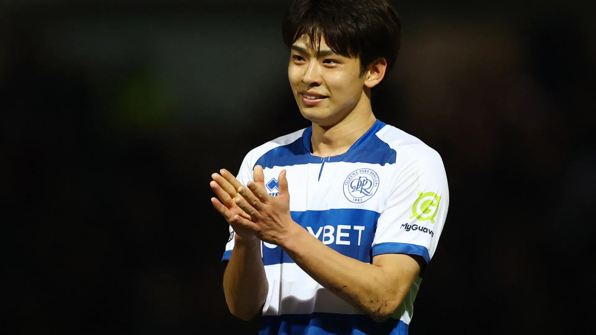 Cầu thủ Koki Saito của QPR trong một pha bóng trên sân