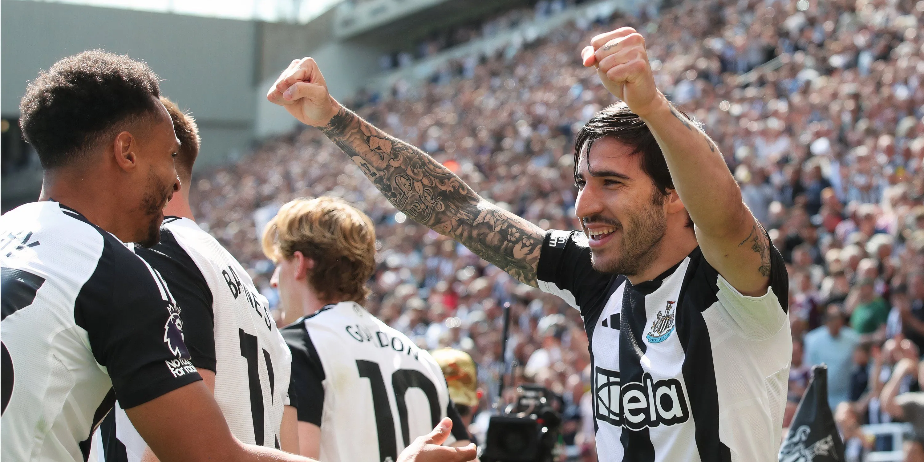 Cầu thủ Newcastle United ăn mừng giành vé dự Champions League