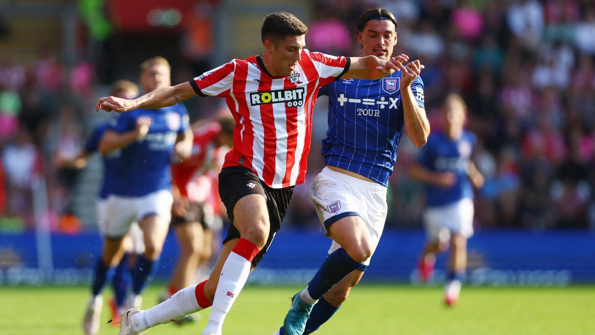 Cầu thủ Southampton thi đấu trên sân cỏ
