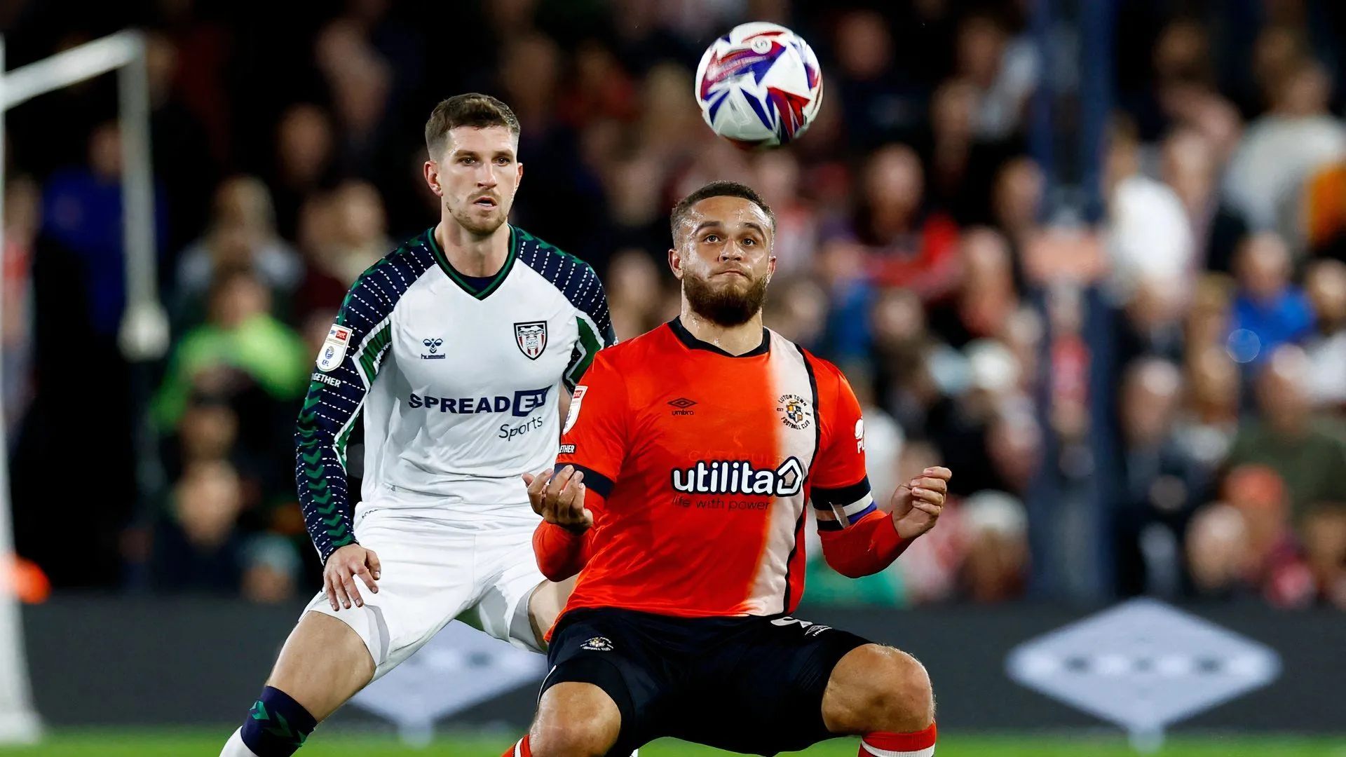 Chris Mepham thi đấu cho Sunderland trong trận gặp Luton Town