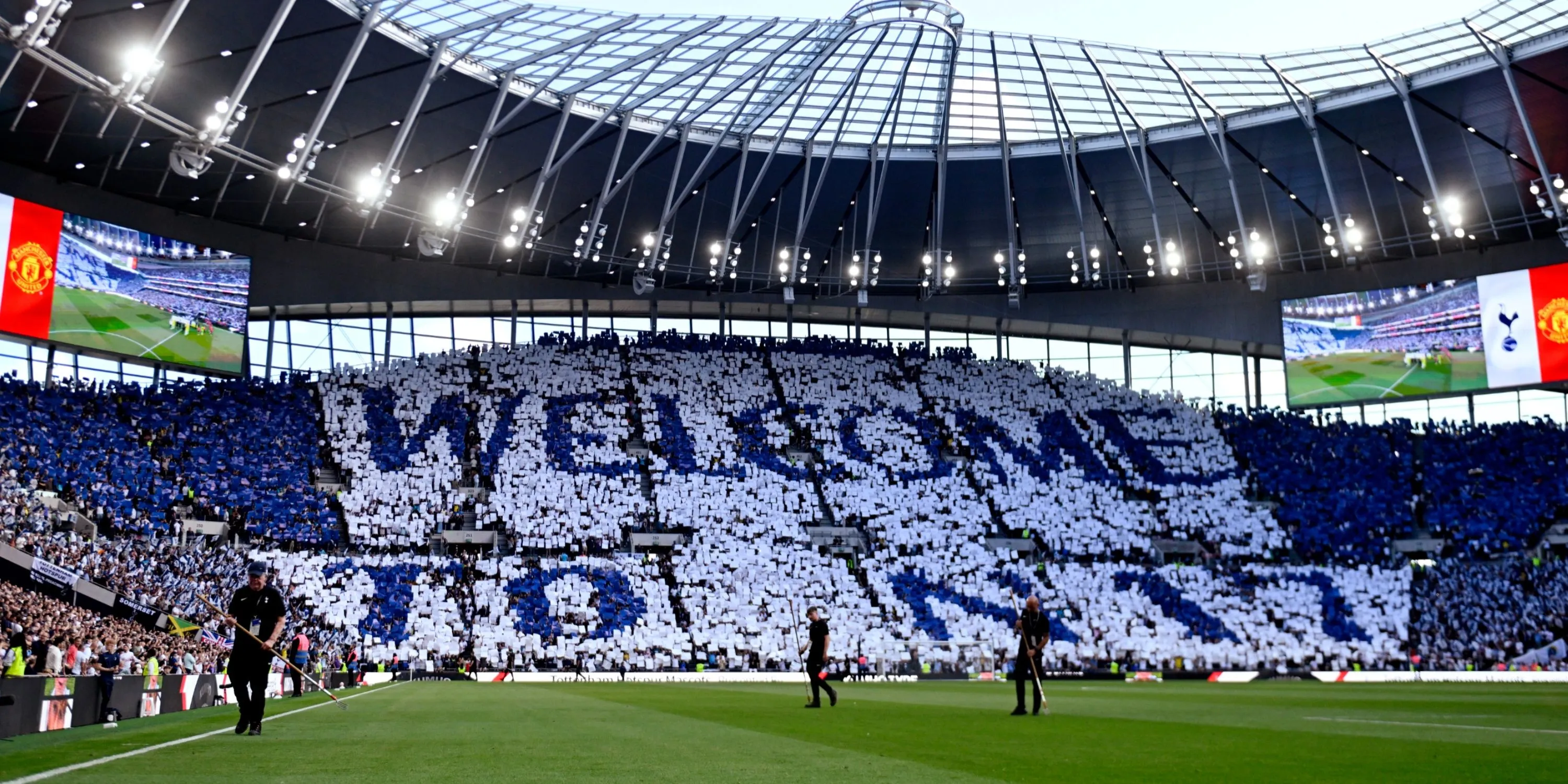 Chủ tịch Daniel Levy của Tottenham trên sân nhà