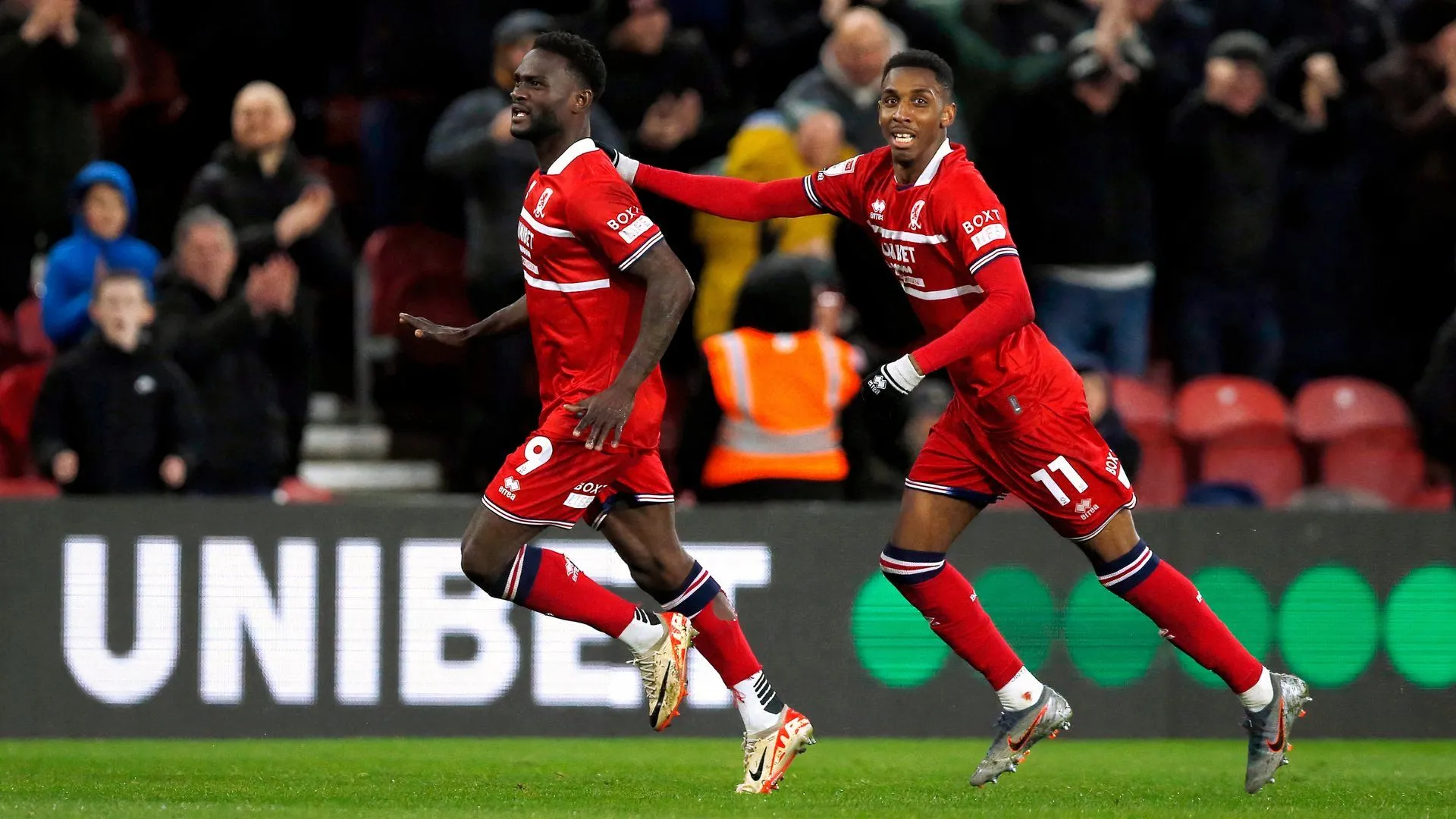 Emmanuel Latte Lath ghi bàn cho Middlesbrough trong trận đấu với Leeds United