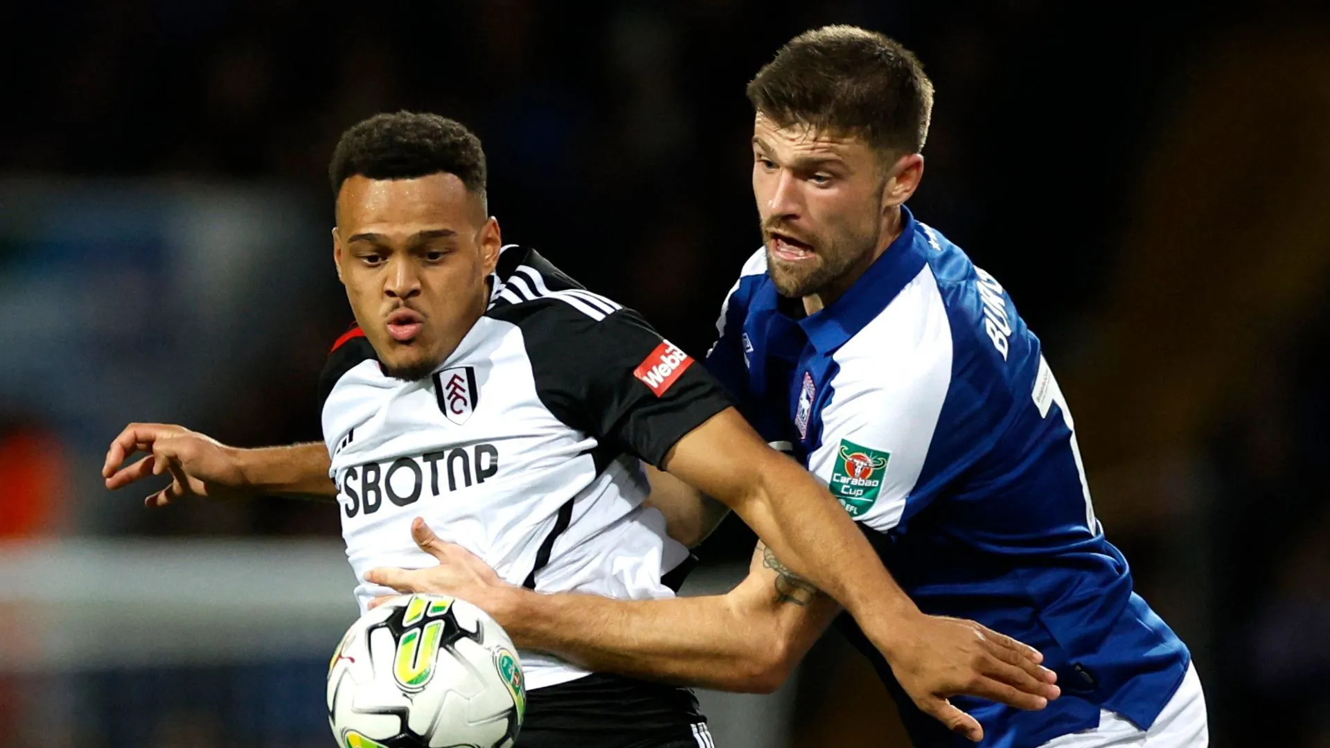 Hậu vệ Cameron Burgess trong màu áo Ipswich Town