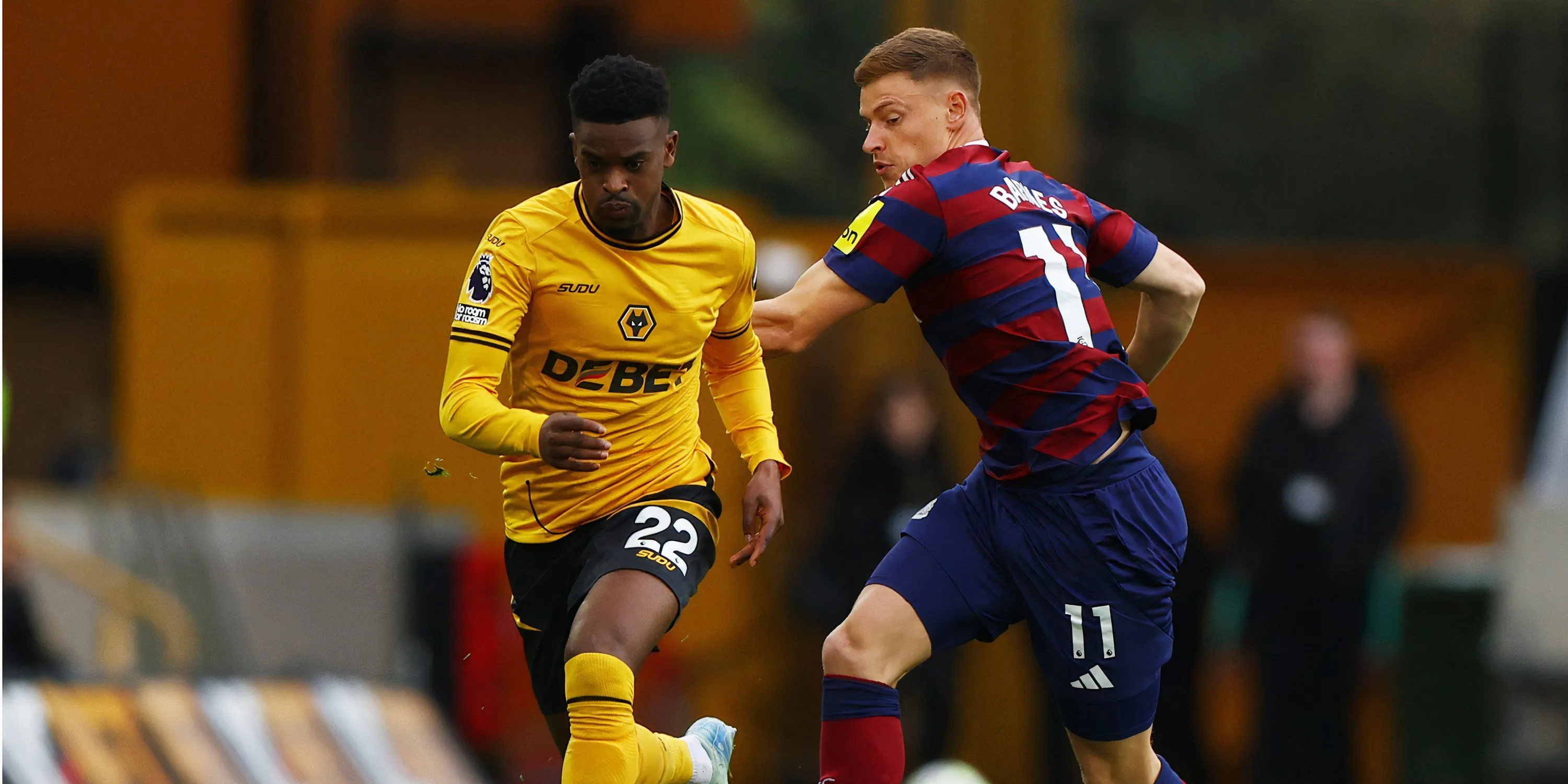 Hậu vệ cánh phải Nelson Semedo của Wolves cầm bóng trong trận đấu