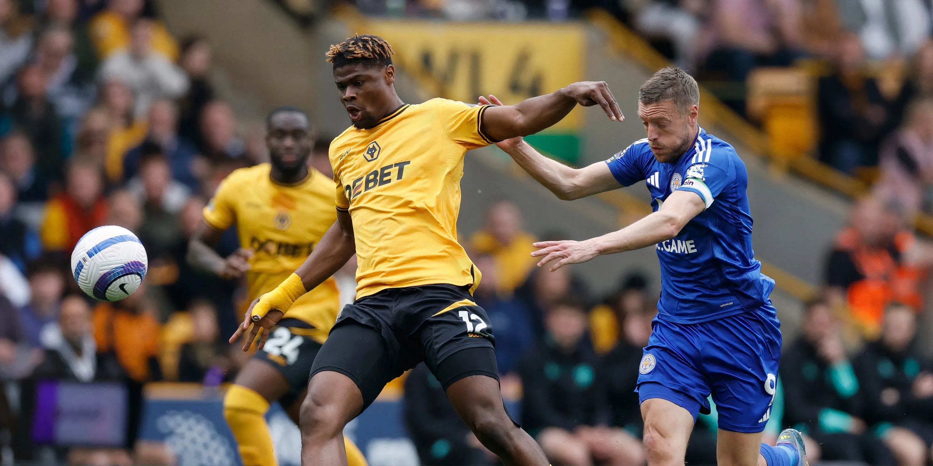 Hậu vệ Emmanuel Agbadou của Wolves thi đấu ở hàng phòng ngự
