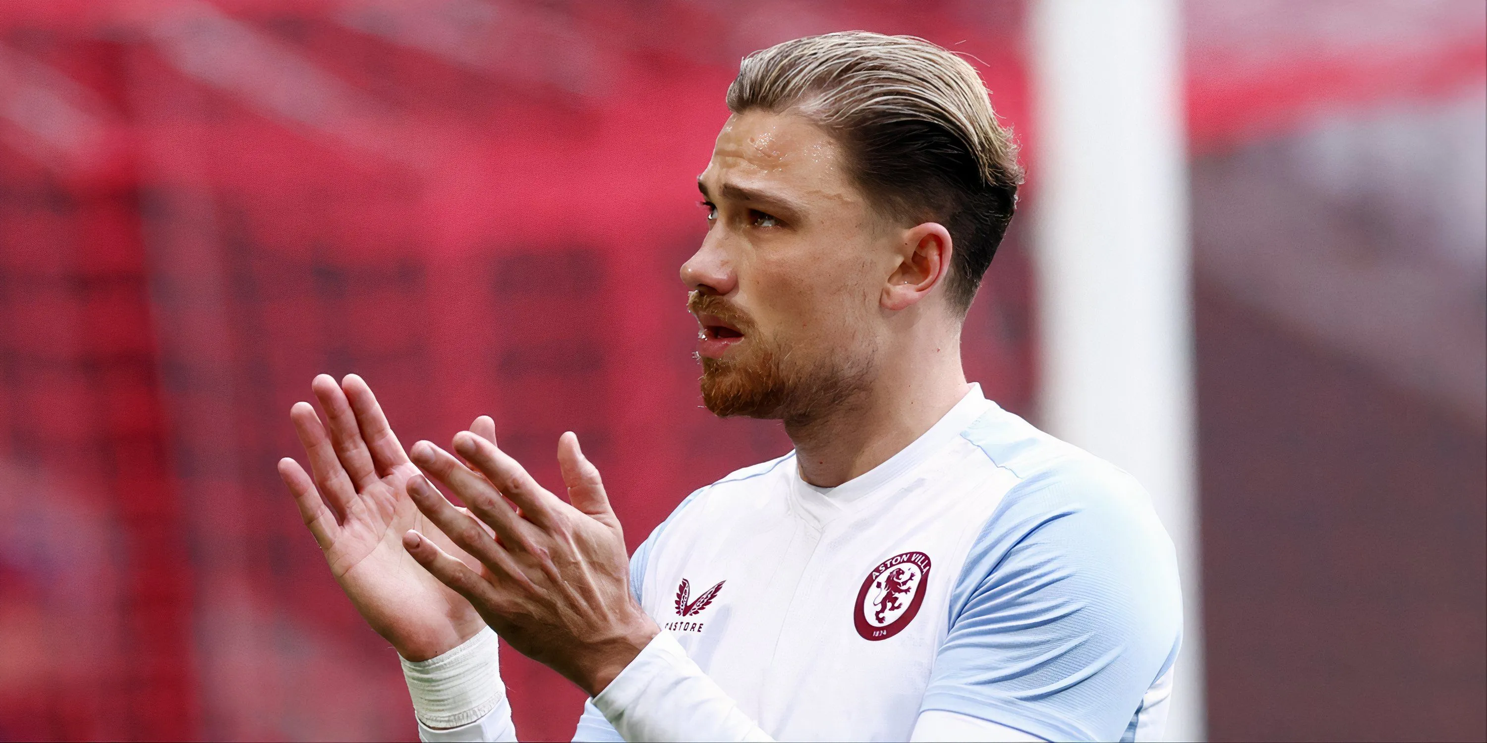 Hậu vệ phải Matty Cash của Aston Villa