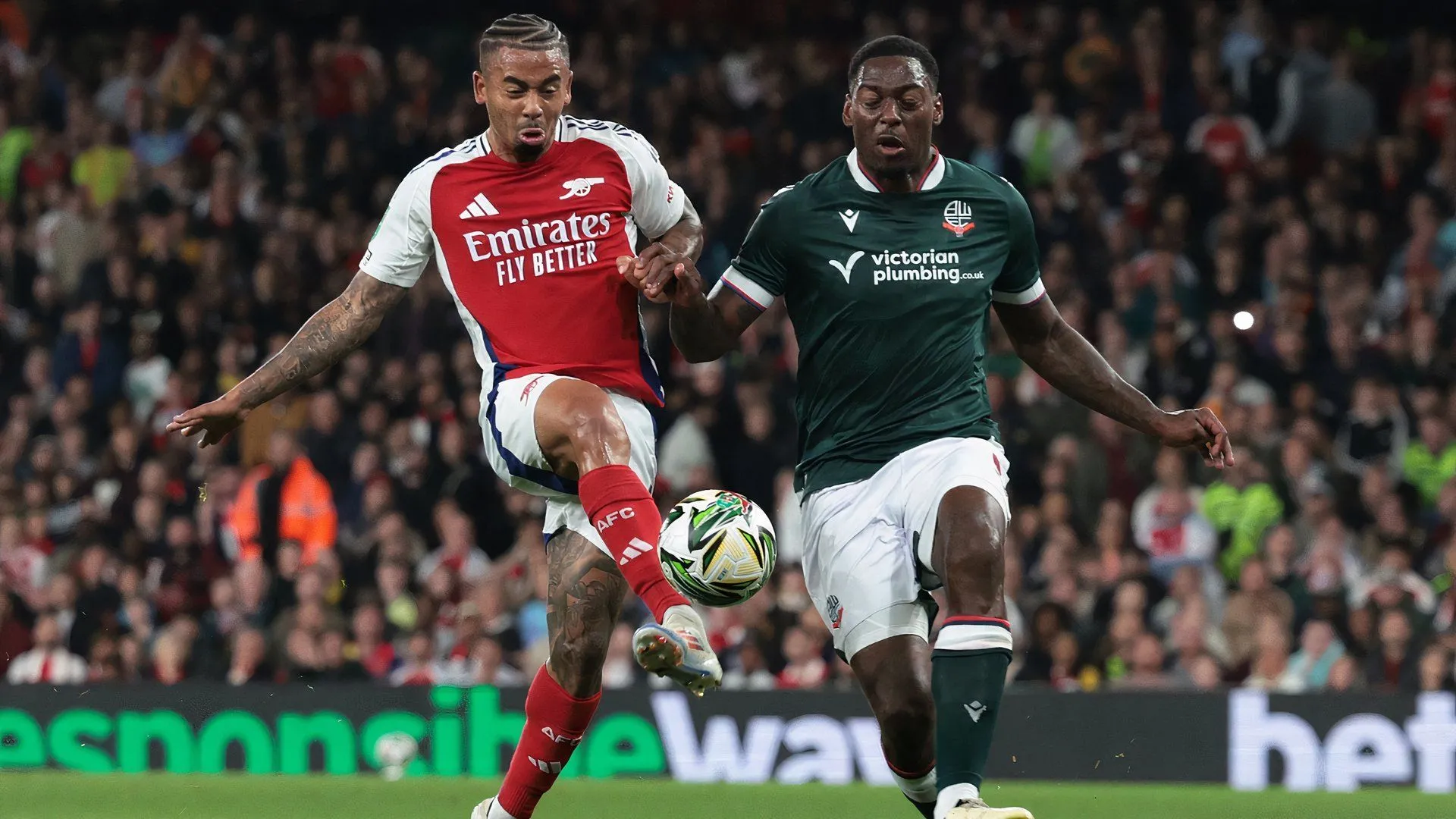Hậu vệ Ricardo Santos nhận đề nghị hợp đồng từ Sheffield Wednesday