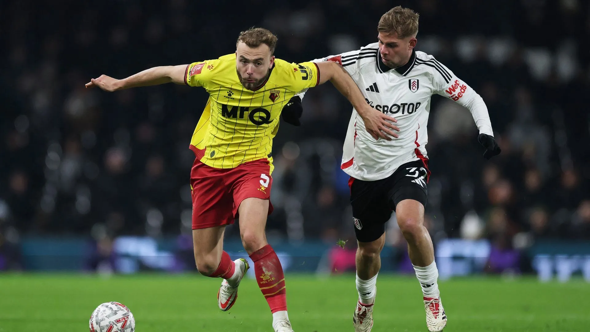 Hậu vệ Ryan Porteous thi đấu cho Watford trong trận gặp Fulham.