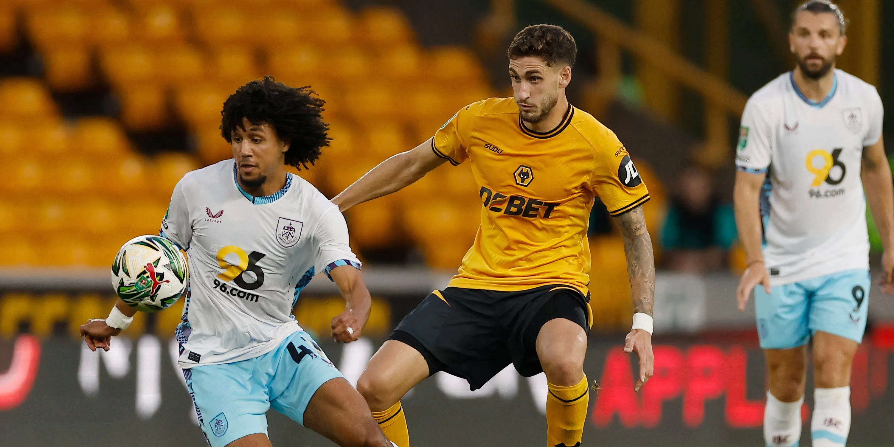 Hậu vệ Santiago Bueno của Wolves thi đấu tại Premier League