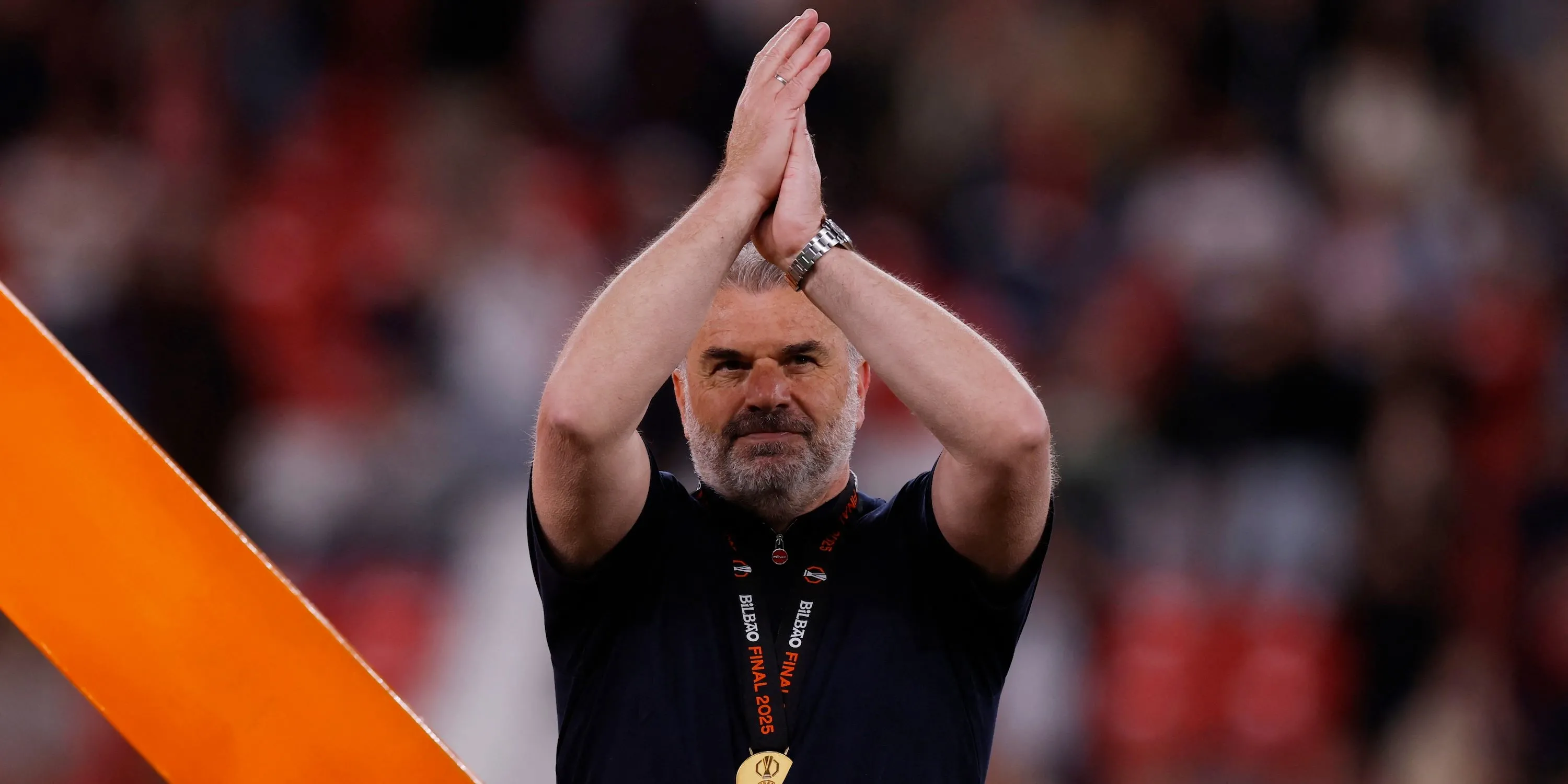 HLV Ange Postecoglou ăn mừng cùng Tottenham sau khi vô địch Europa League